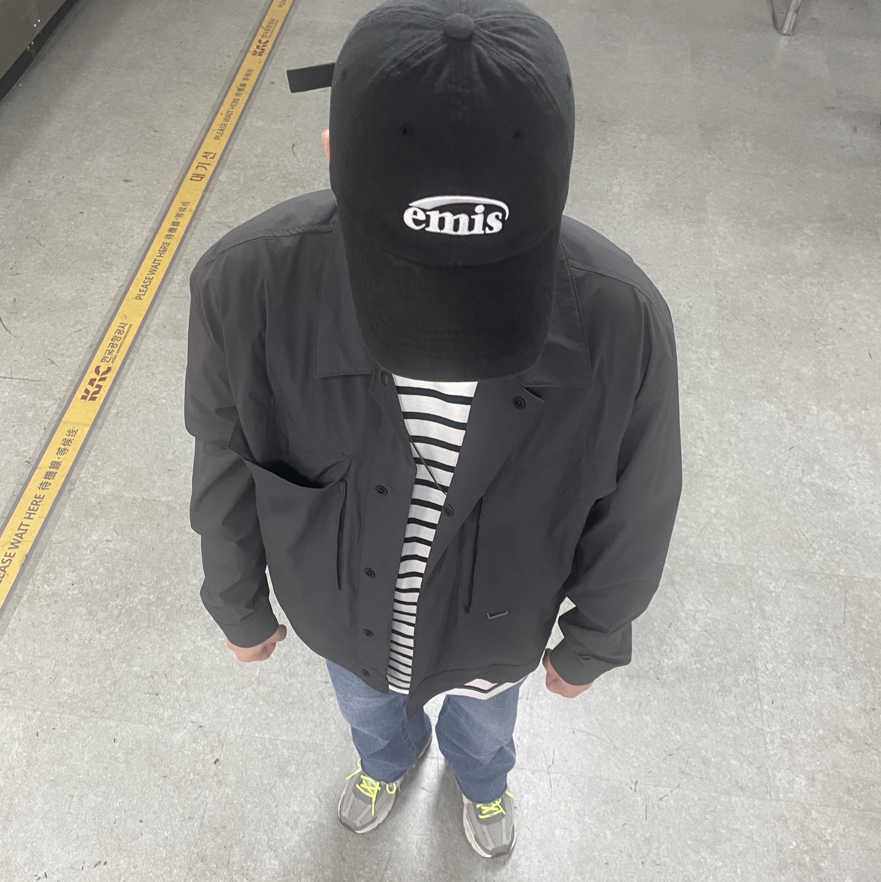 Emis New Logo Emis Cap Black, (W) Nike Zoom Vomero 5 Cobblestone and Flat Pewter 착용 스타일
