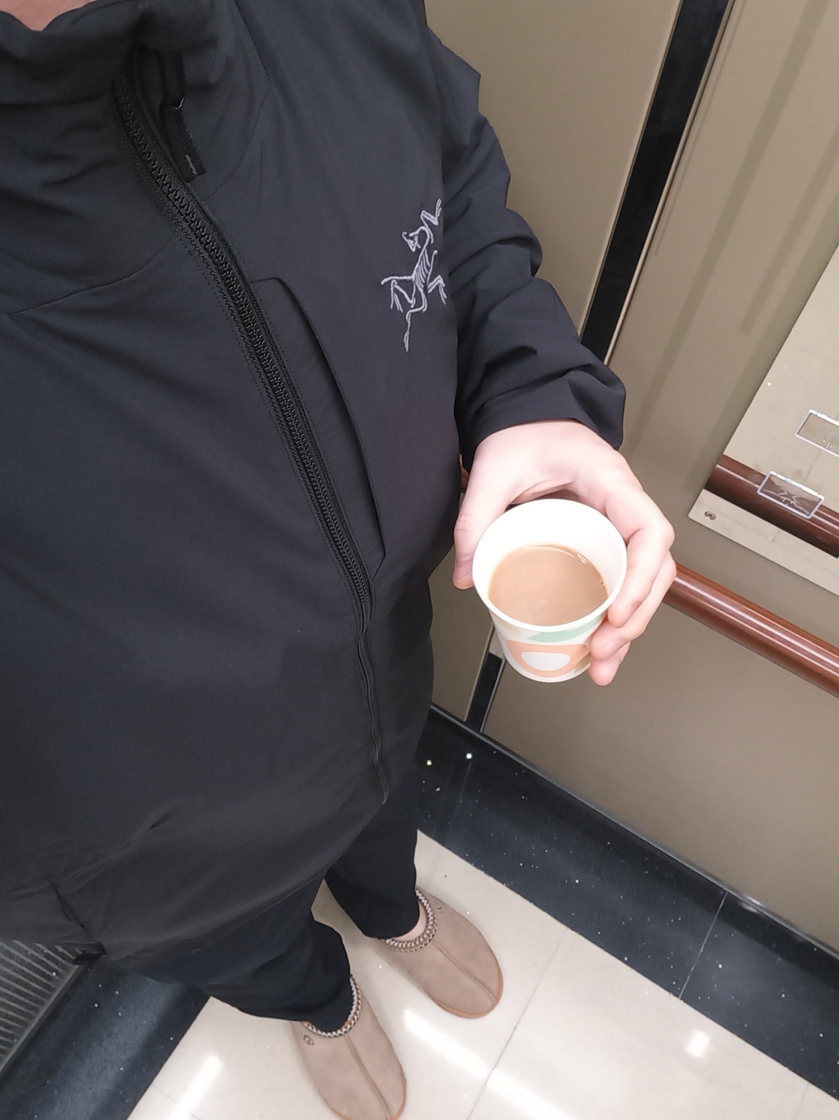 Arc'teryx Allium Insulated Jacket Black, UGG Tasman Slipper Chestnut 착용 스타일 - 1