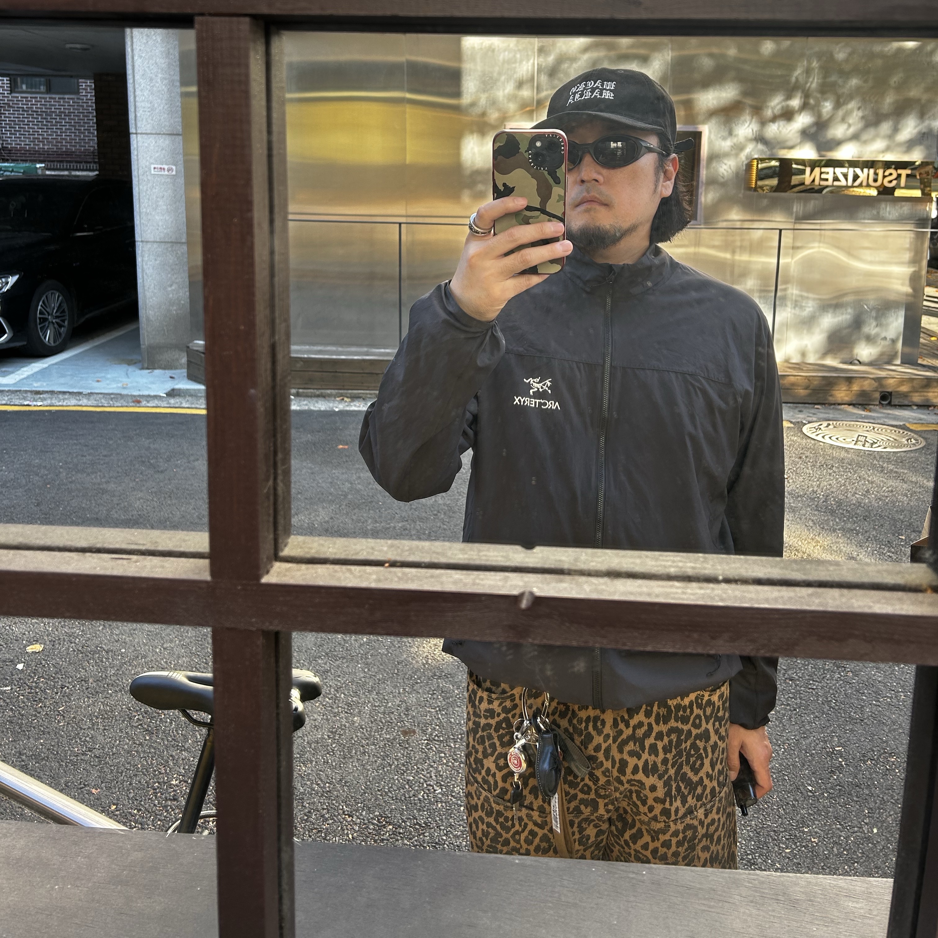 Arc'teryx Squamish Jacket Black, Oakley Eye Jacket Redux Matte Black Frame Prizm Grey Lenses High Bridge Fit 착용 스타일 - 1