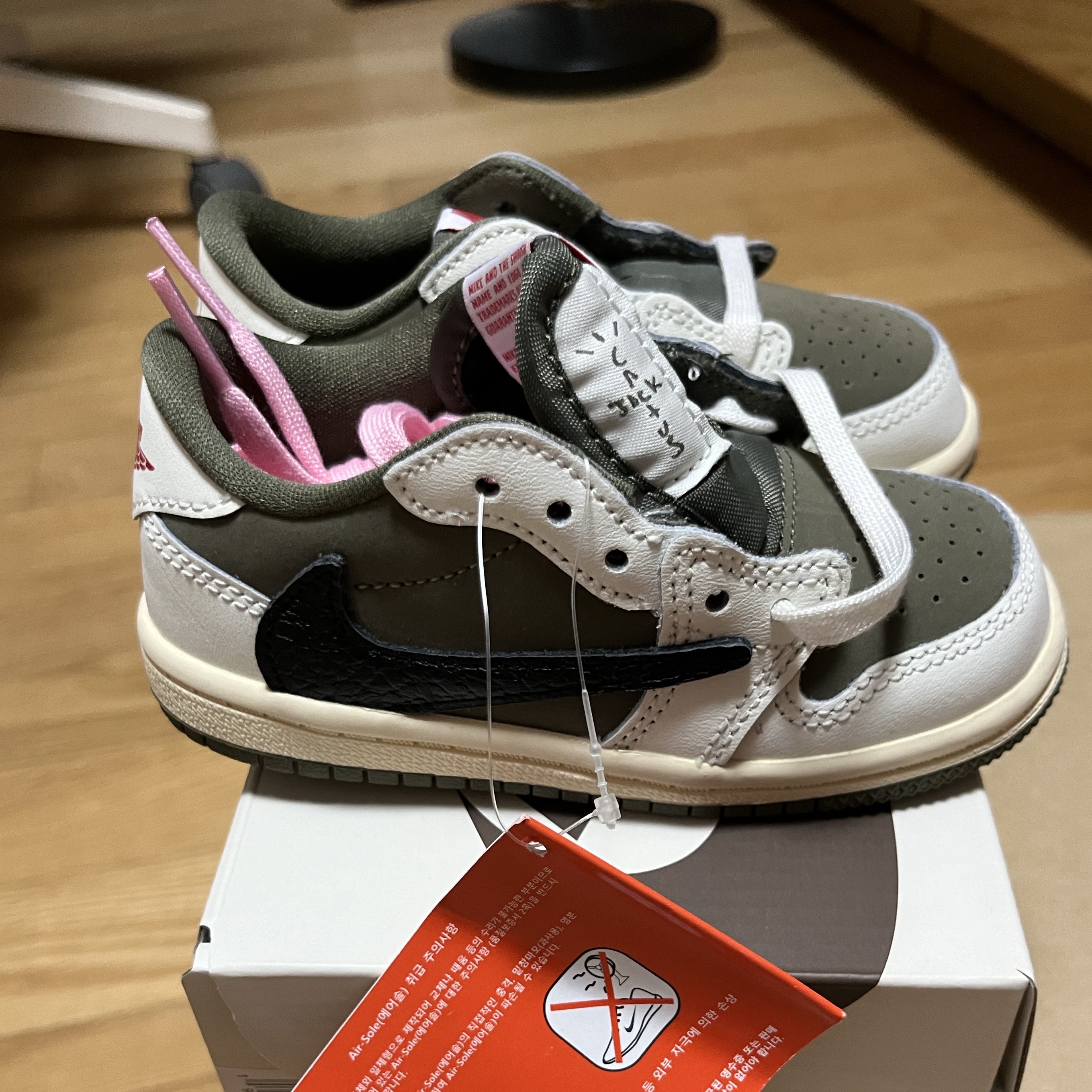 (TD) Jordan 1 x Travis Scott Retro Low OG SP Reverse Olive 착용 스타일 - 4