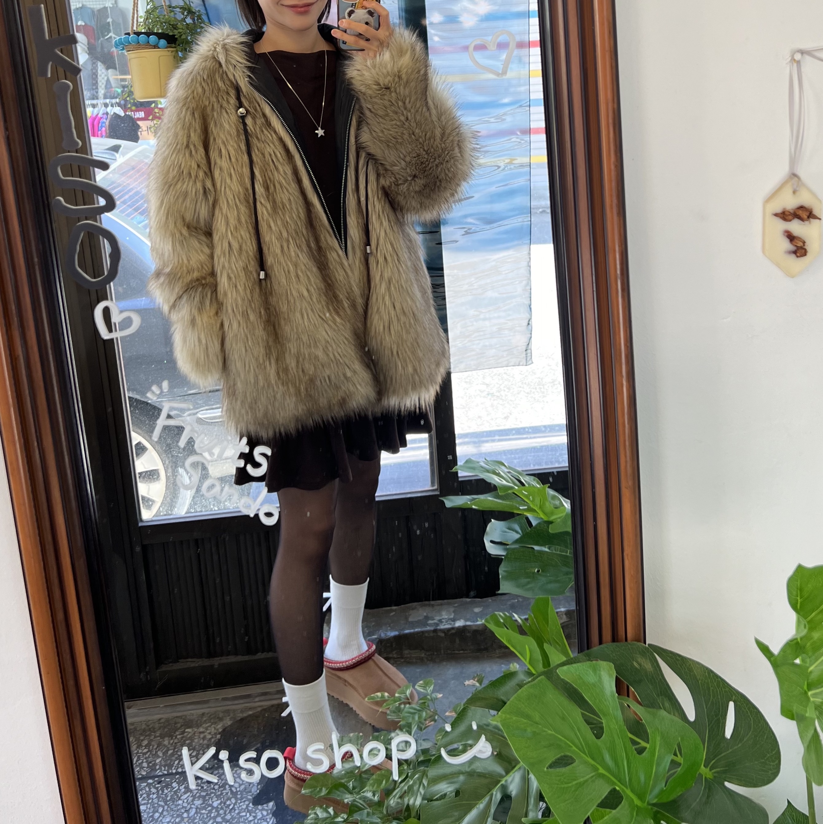 (W) UGG Tazz Slipper Chestnut 착용 스타일 - 1