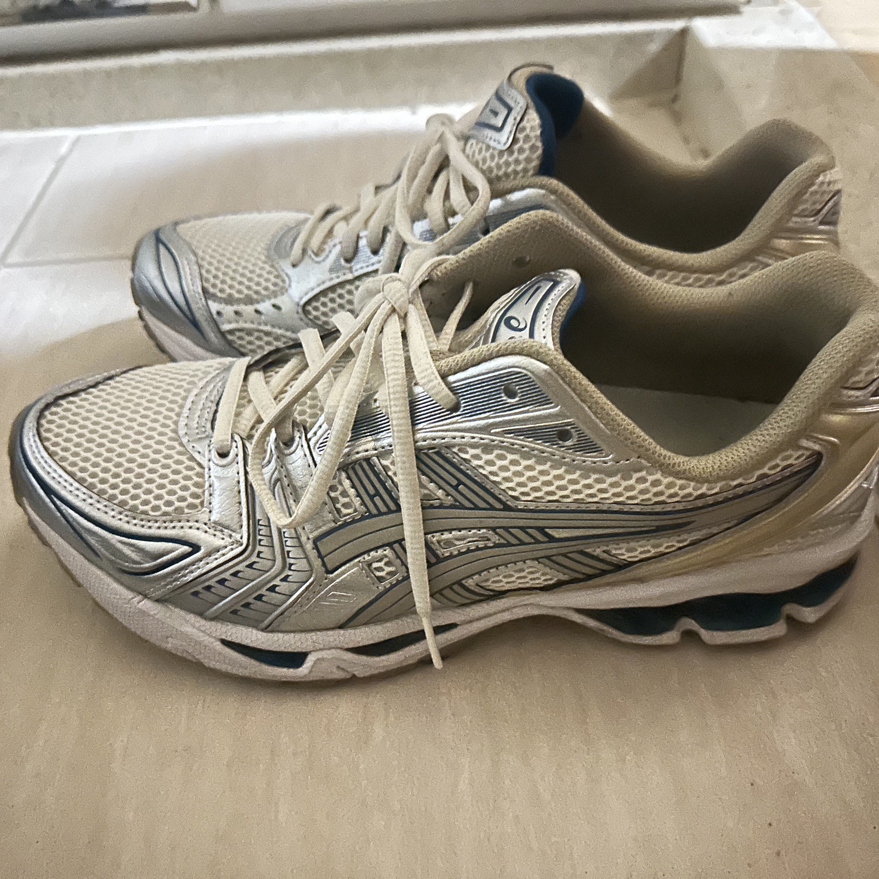 Asics Gel-Kayano 14 Cream Pure Silver 착용 스타일