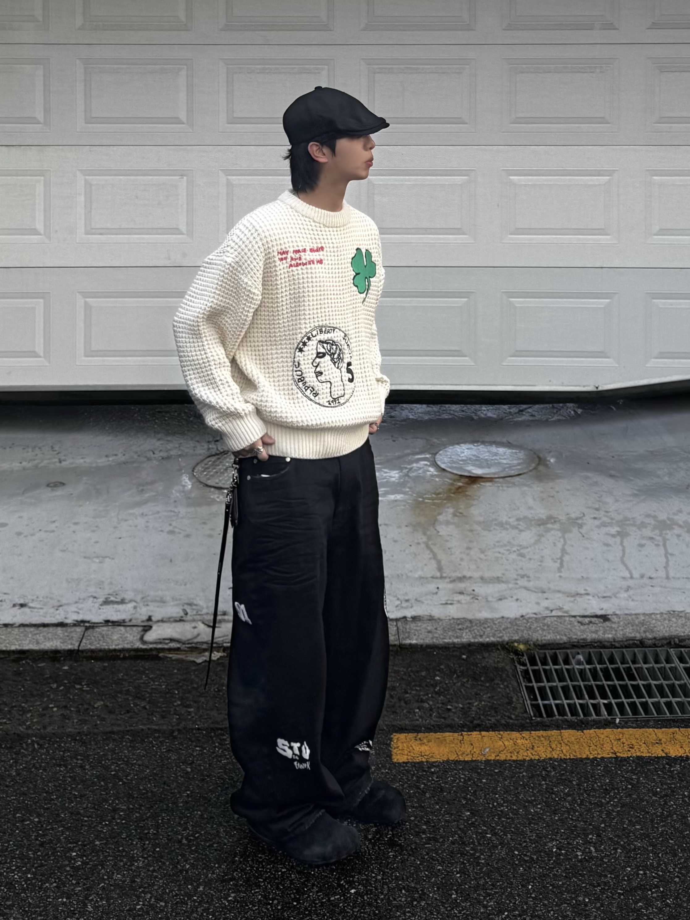 STU X HANK Embroidery Denim Pants Black, STU X HANK Embroidery Waffle Knit Cream 착용 스타일 - 1