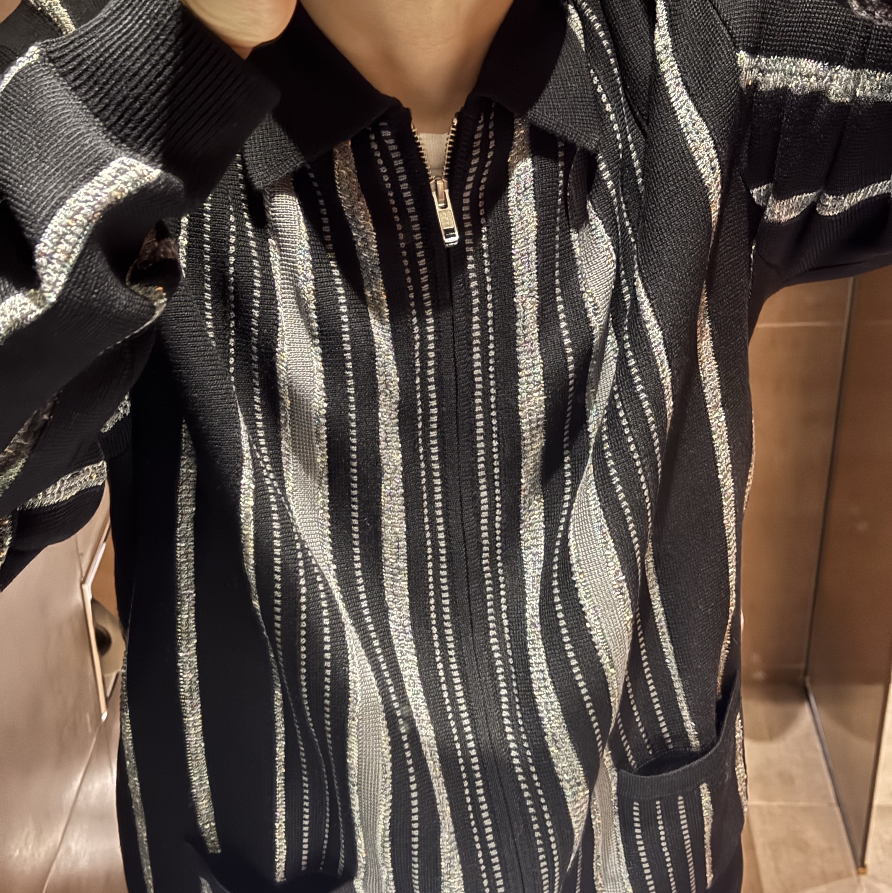 Moncler Baudinet Short Down Jacket Night Blue - 24FW, Supreme Speckle Stripe Zip Up Cardigan Black - 24FW 착용 스타일 - 3