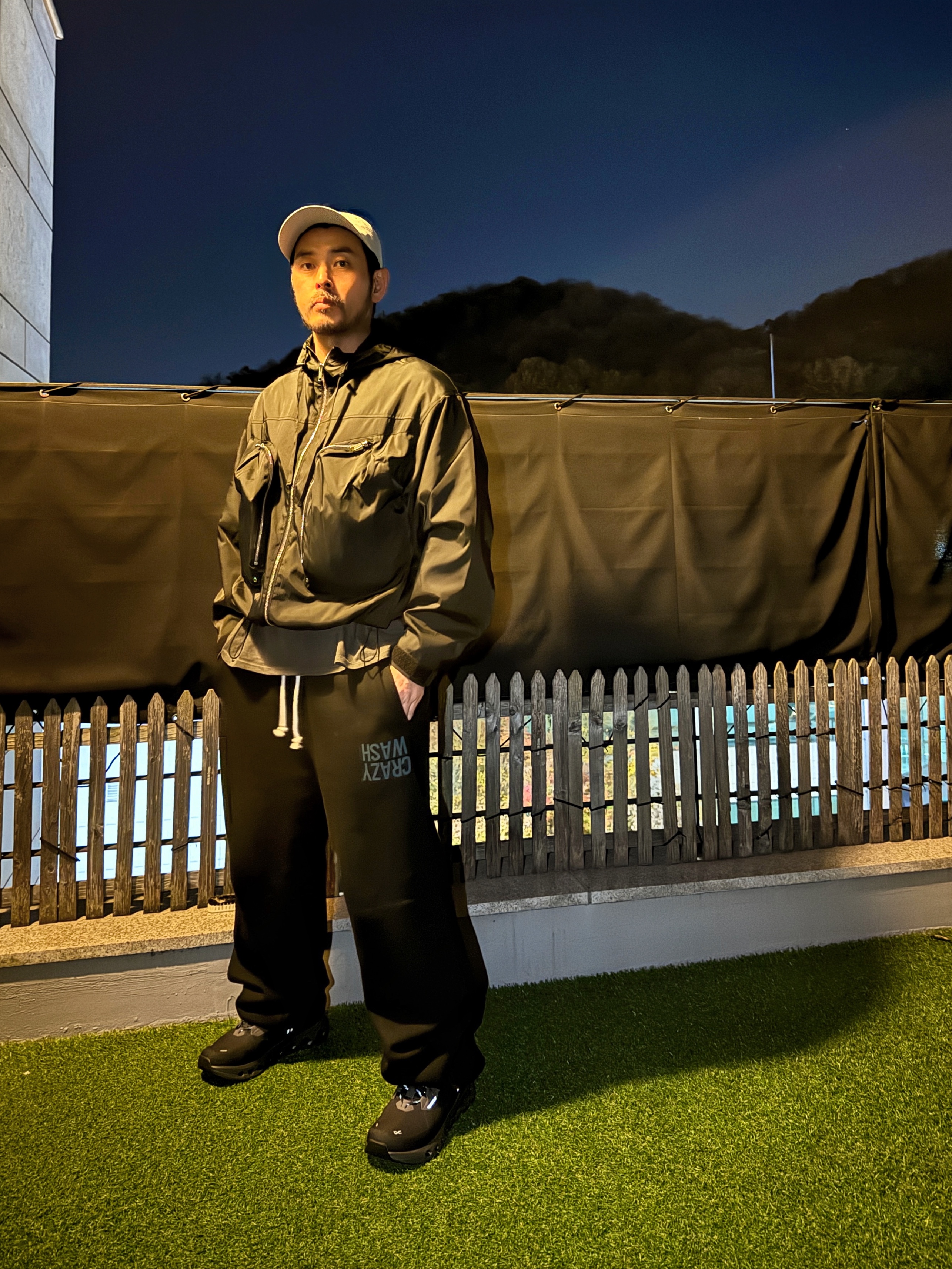On Running Cloudmonster All Black 착용 스타일 - 4