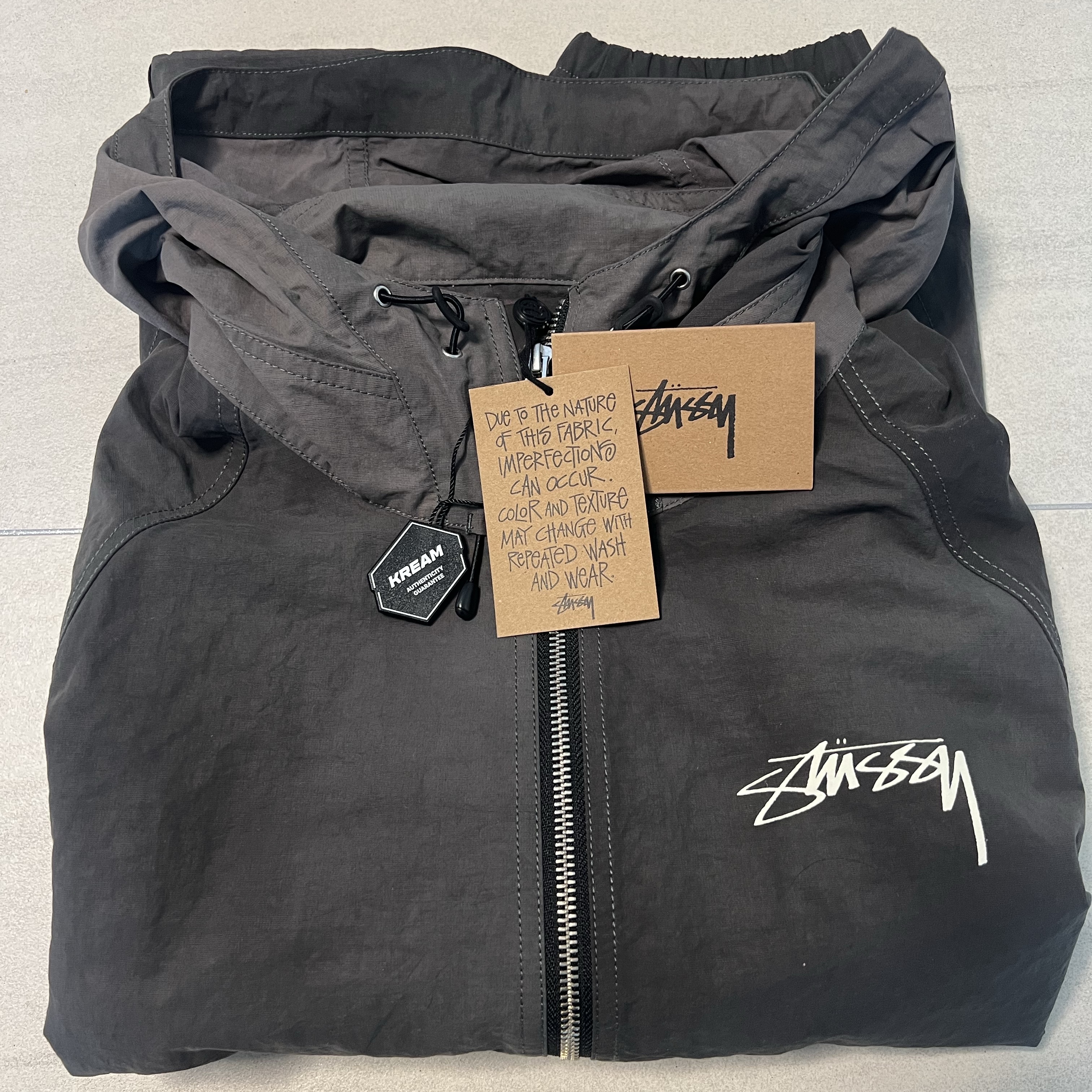 Stussy Wave Dye Beach Shell Jacket Black 착용 스타일