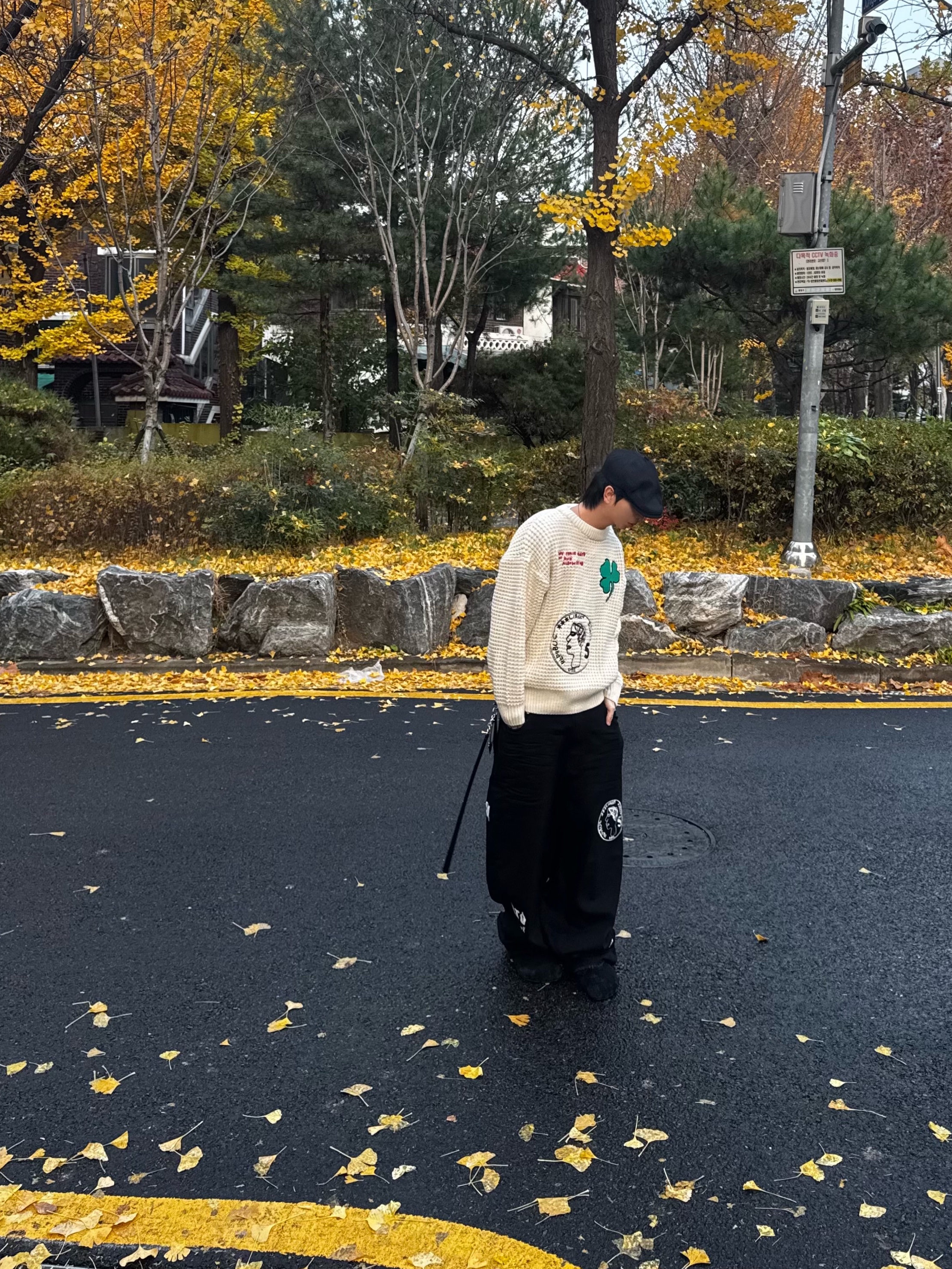 STU X HANK Embroidery Denim Pants Black, STU X HANK Embroidery Waffle Knit Cream 착용 스타일 - 4