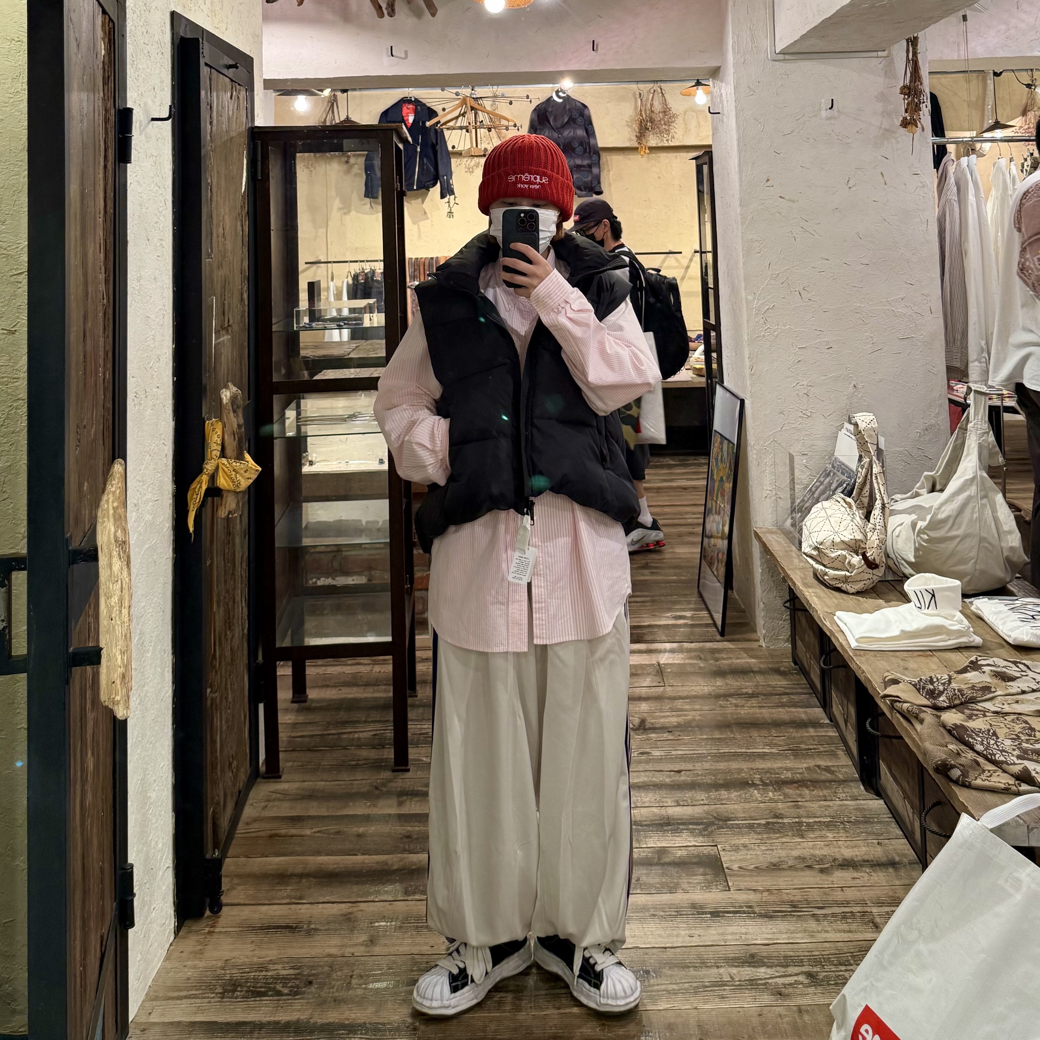 Kapital Ripstop Nylon Down Burger Keel Vest Black, Human Made Stripe Oxford BD Shirt Pink 착용 스타일 - 1