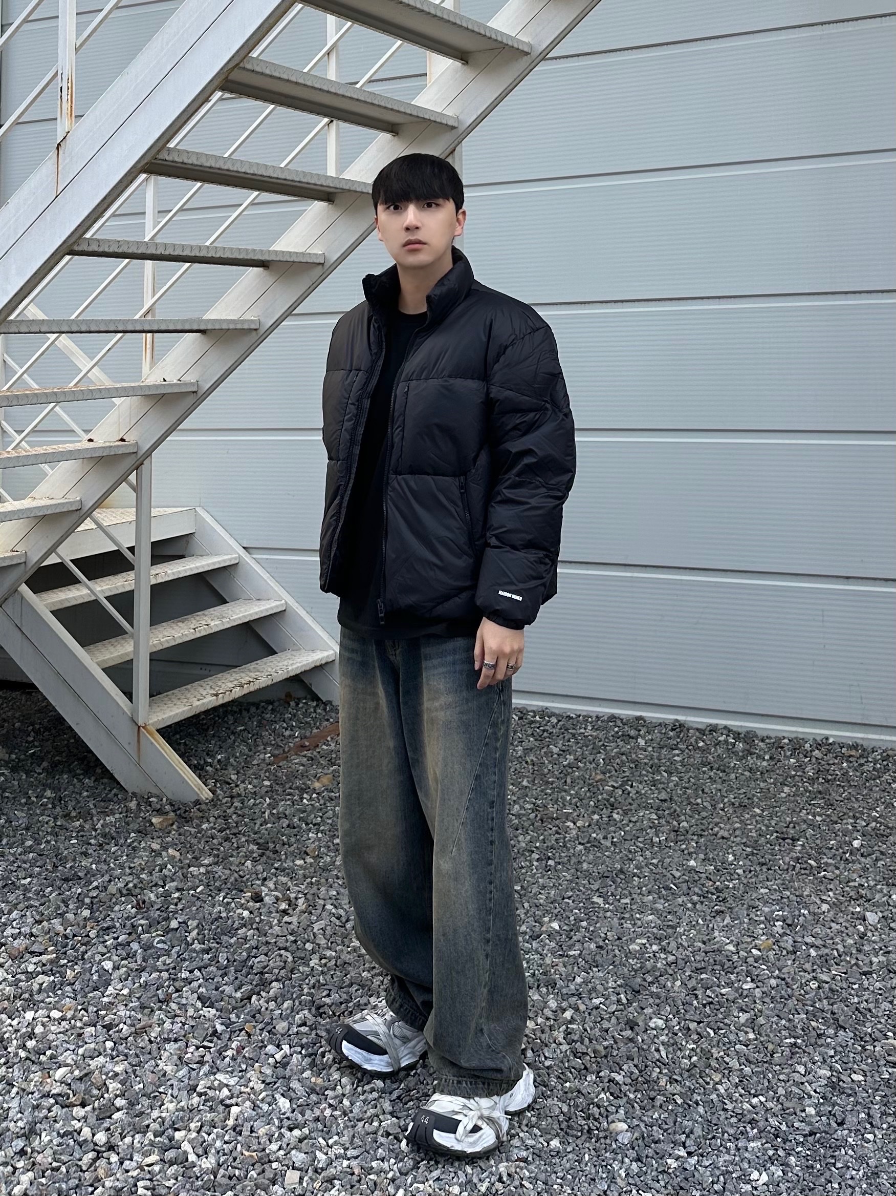 Balenciaga Cargo Sneakers White Grey 착용 스타일 - 1