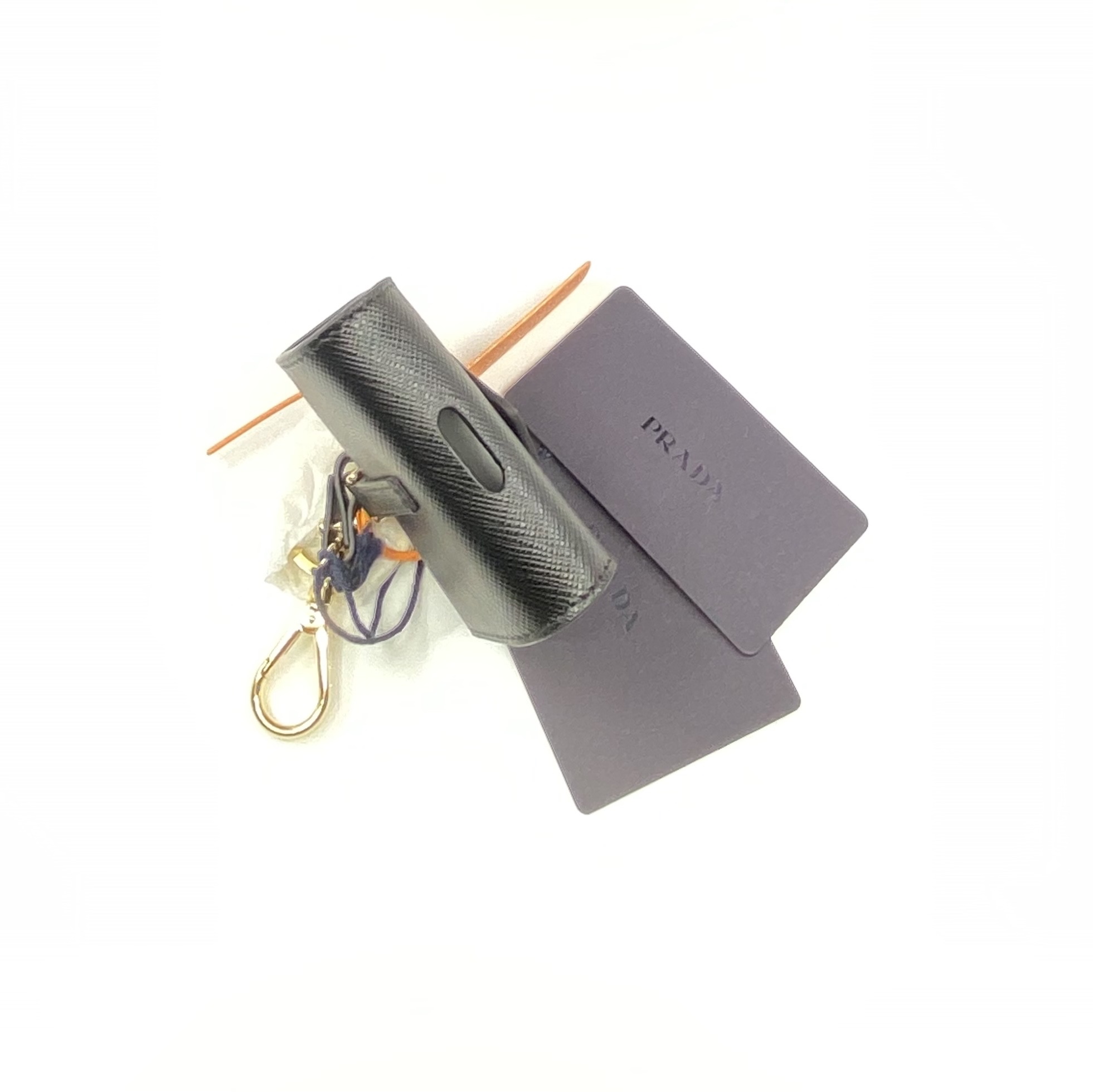 Prada Saffiano Leather AirPods Pro Case Black 착용 스타일 - 4