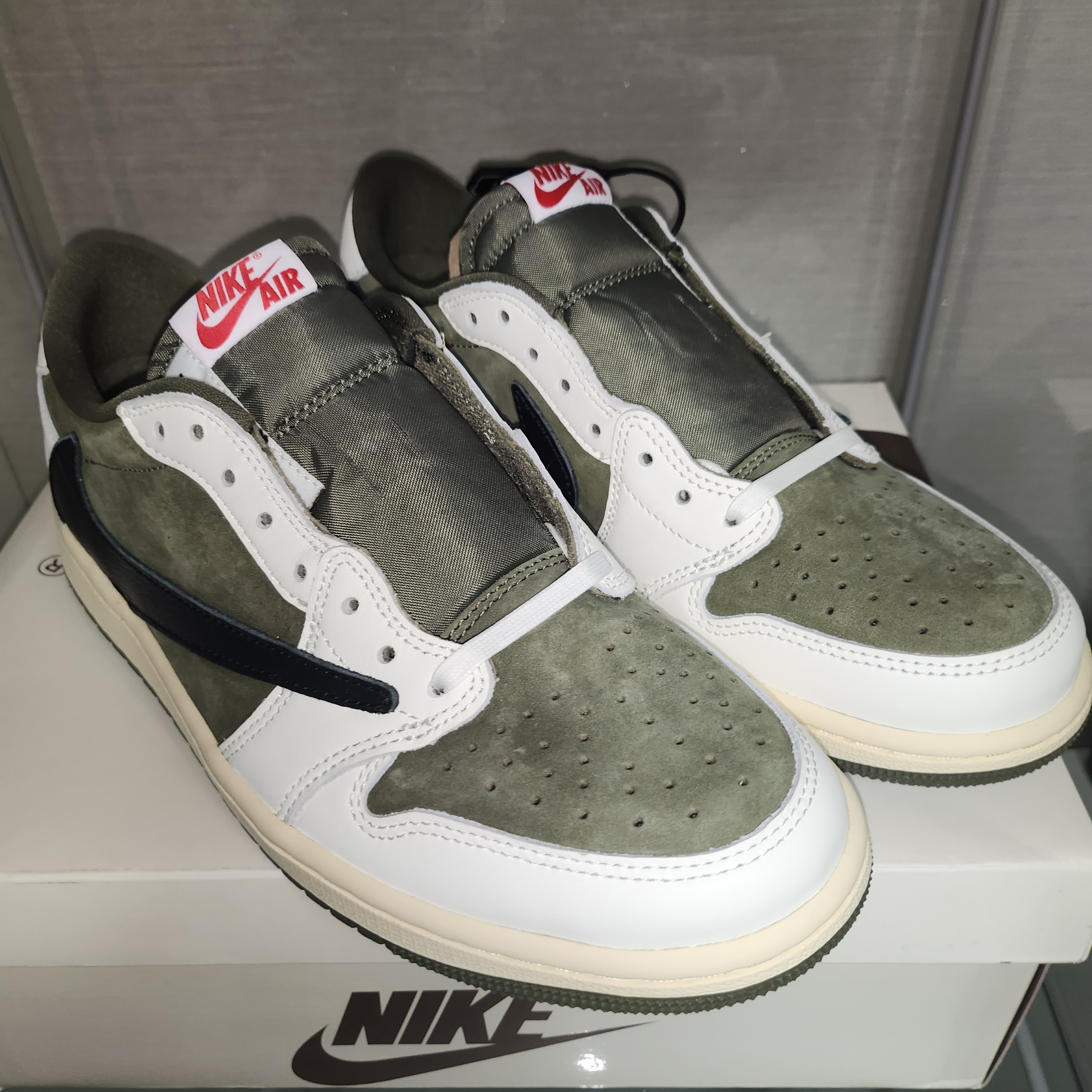 Jordan 1 x Travis Scott Retro Low OG SP Reverse Olive 착용 스타일 - 1