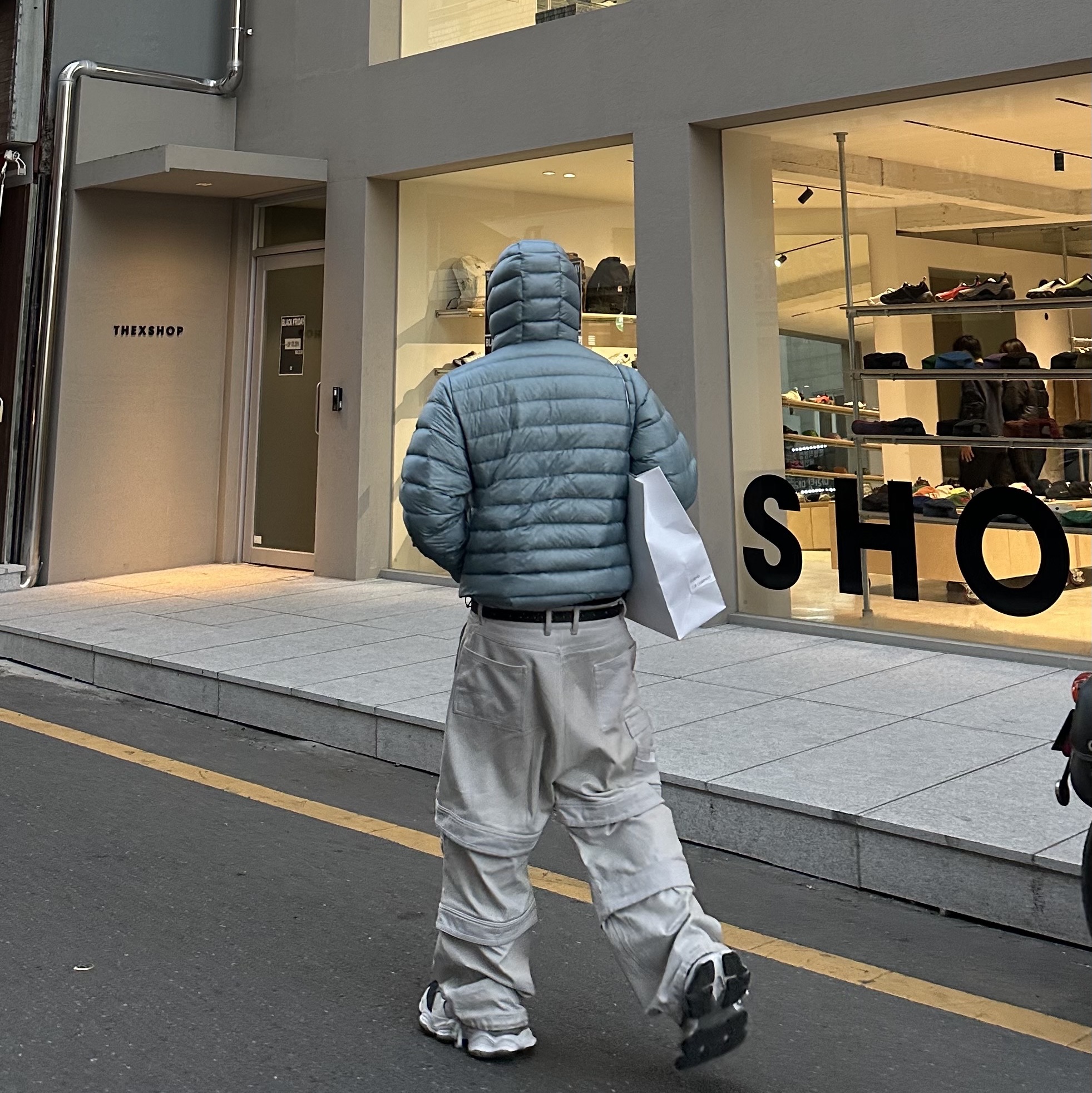 Sansan Gear Suffix Puffer Jacket Sky Blue - 24FW, Farfromwhat Far Layered Work Pants White 착용 스타일 - 2