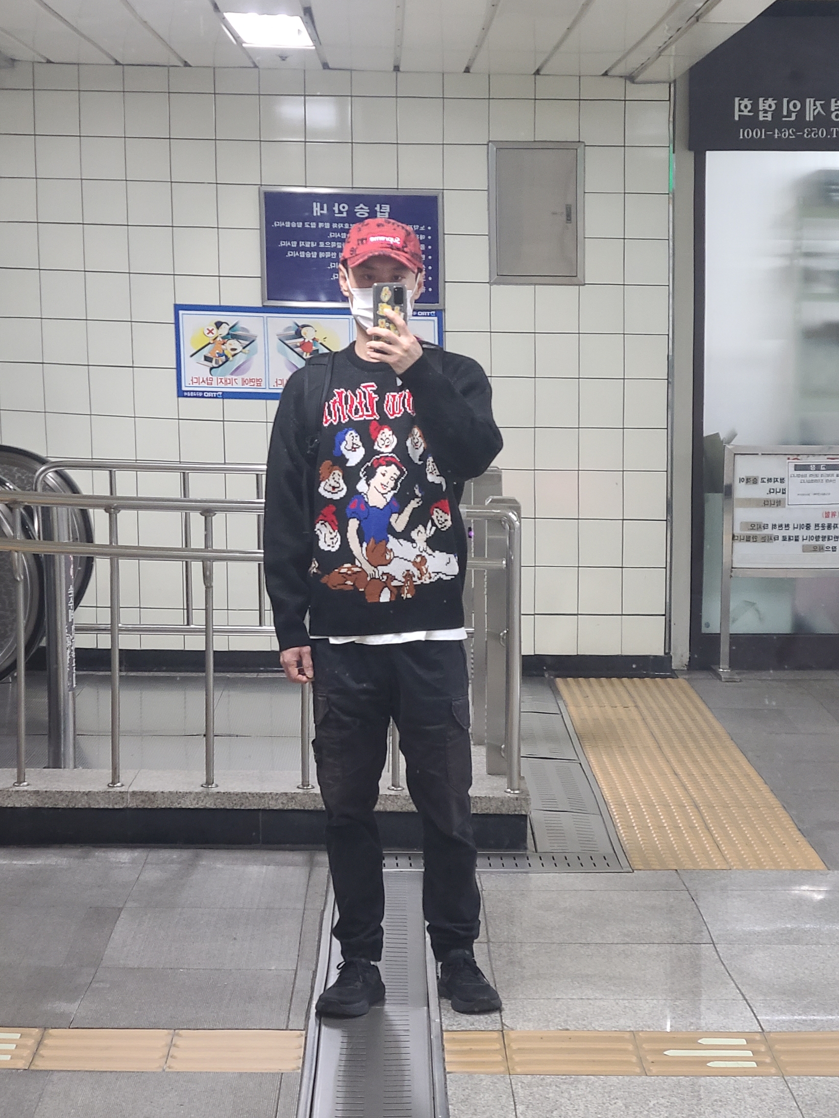 Supreme Snow White Sweater Black - 24FW 착용 스타일 - 1