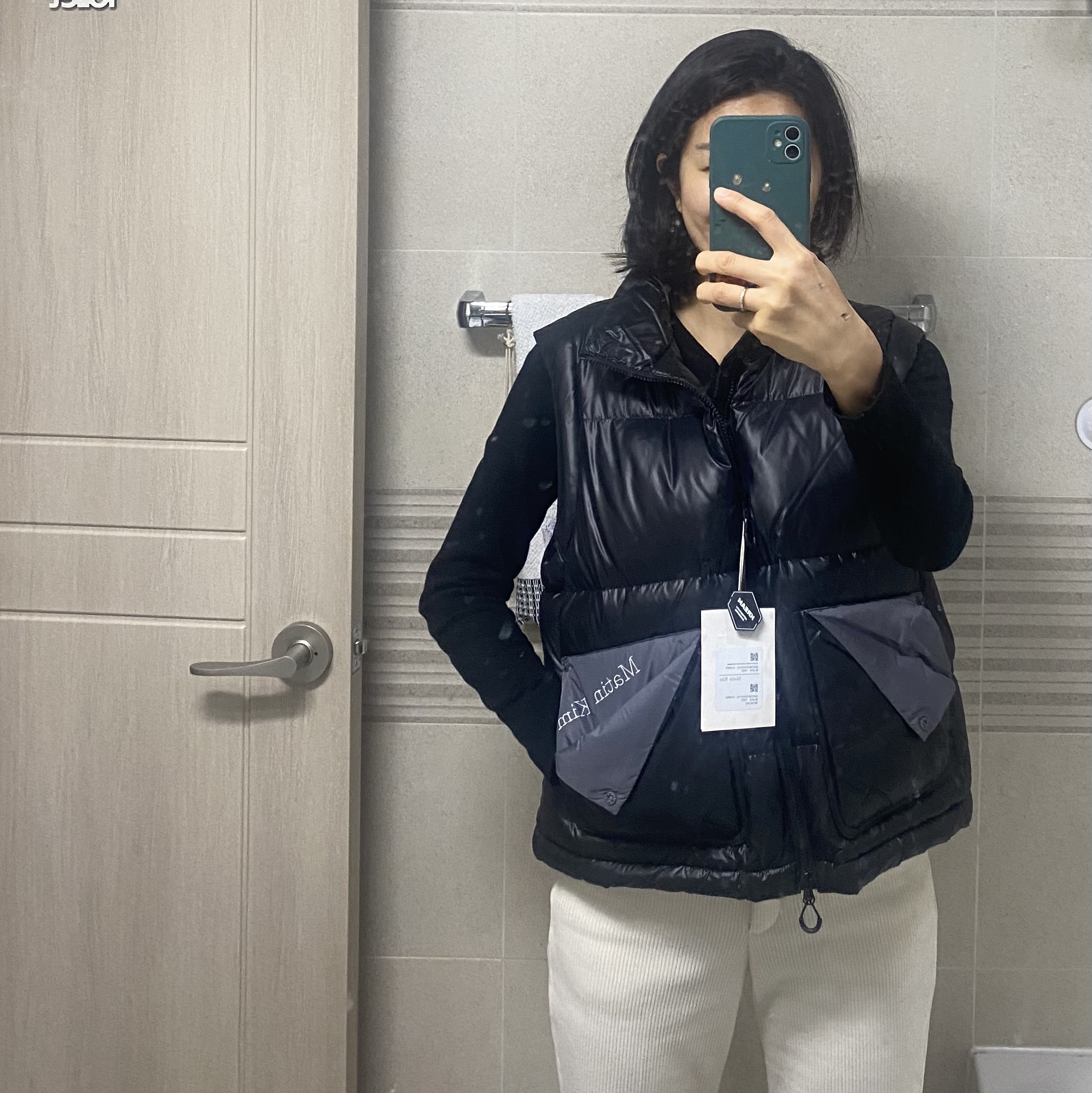 (W) Matin Kim Folded Pocket Down Vest Black 착용 스타일