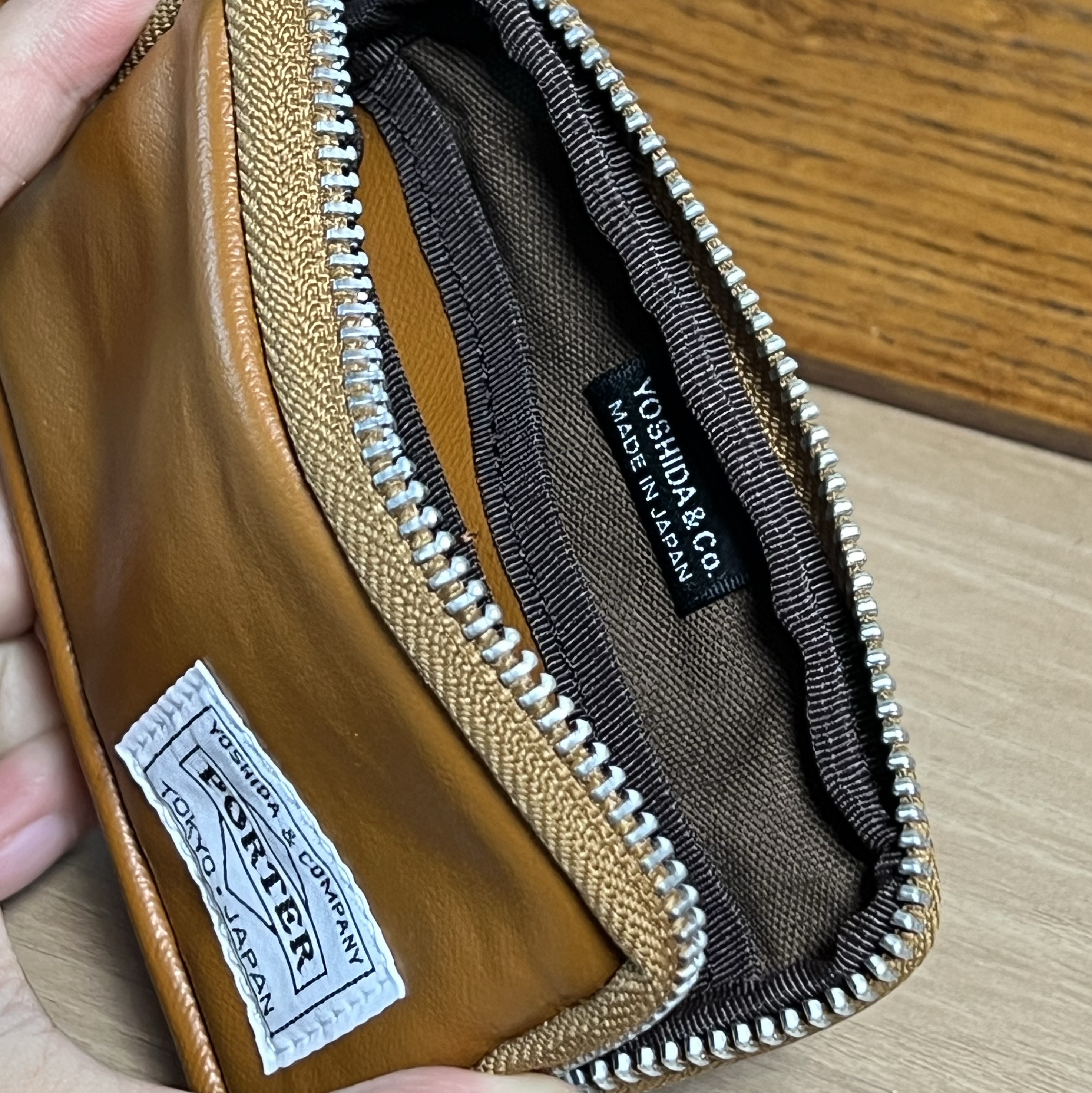 Porter Freestyle Multi Coin Case Camel 착용 스타일 - 2