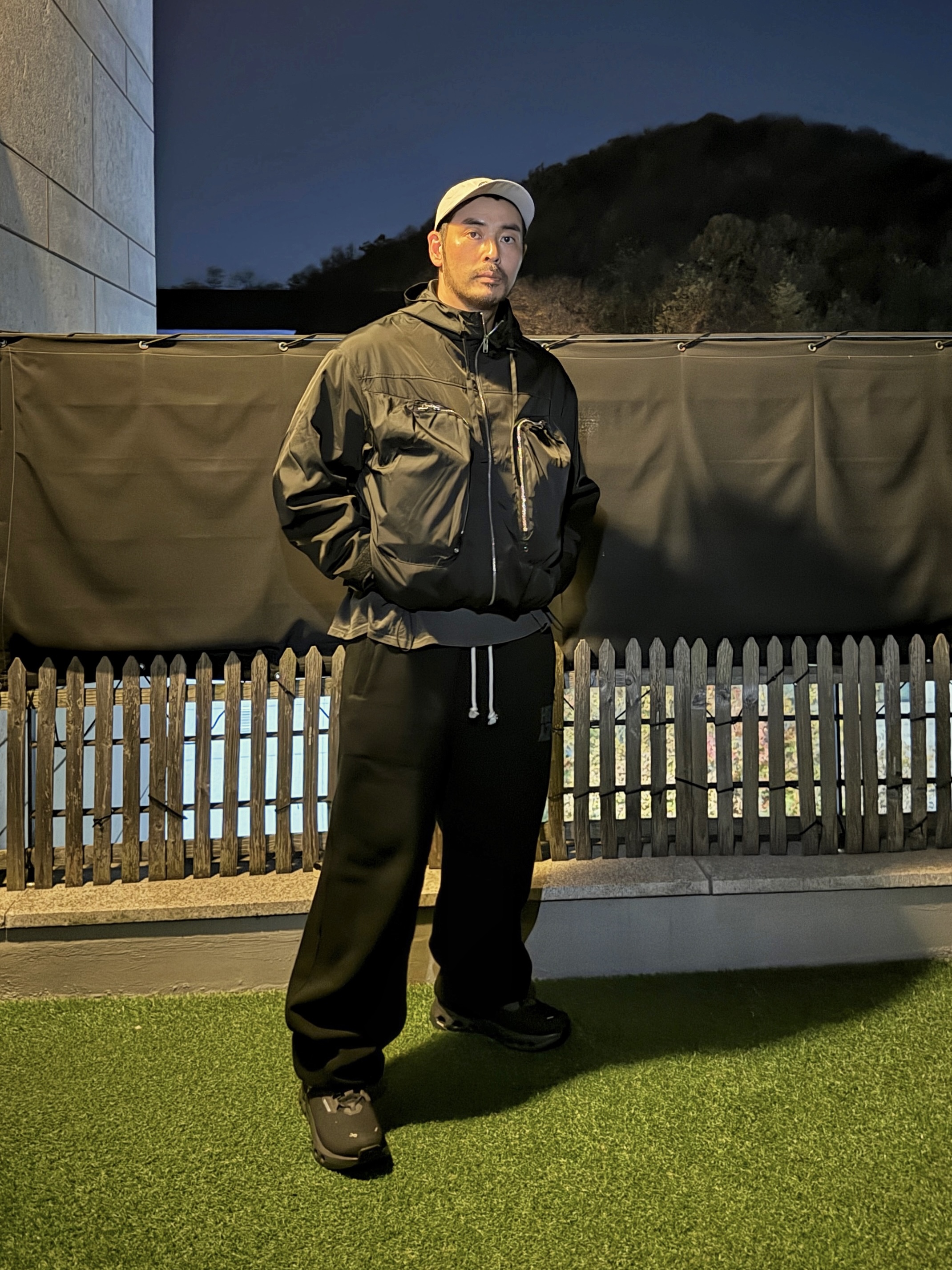 On Running Cloudmonster All Black 착용 스타일 - 3
