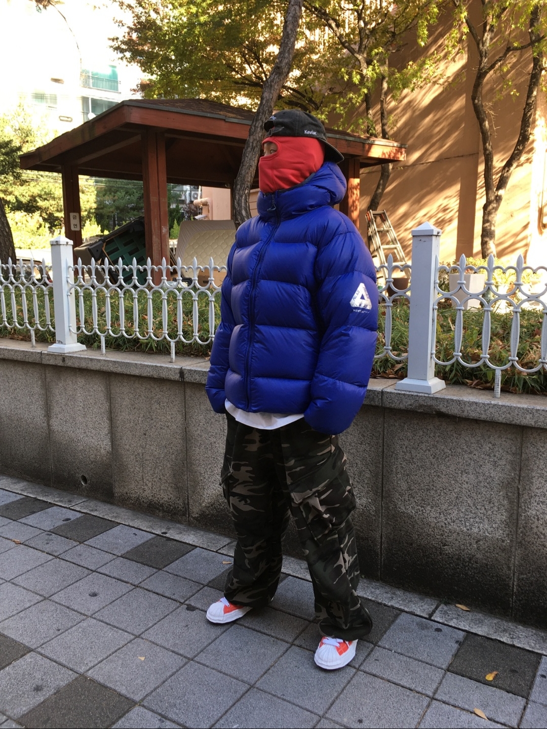 Palace Pertex Opaque Balaclava Puffa Deep Ultra - 24FW, Palace x C.P. Company Jacket Black - 23FW 착용 스타일 - 2