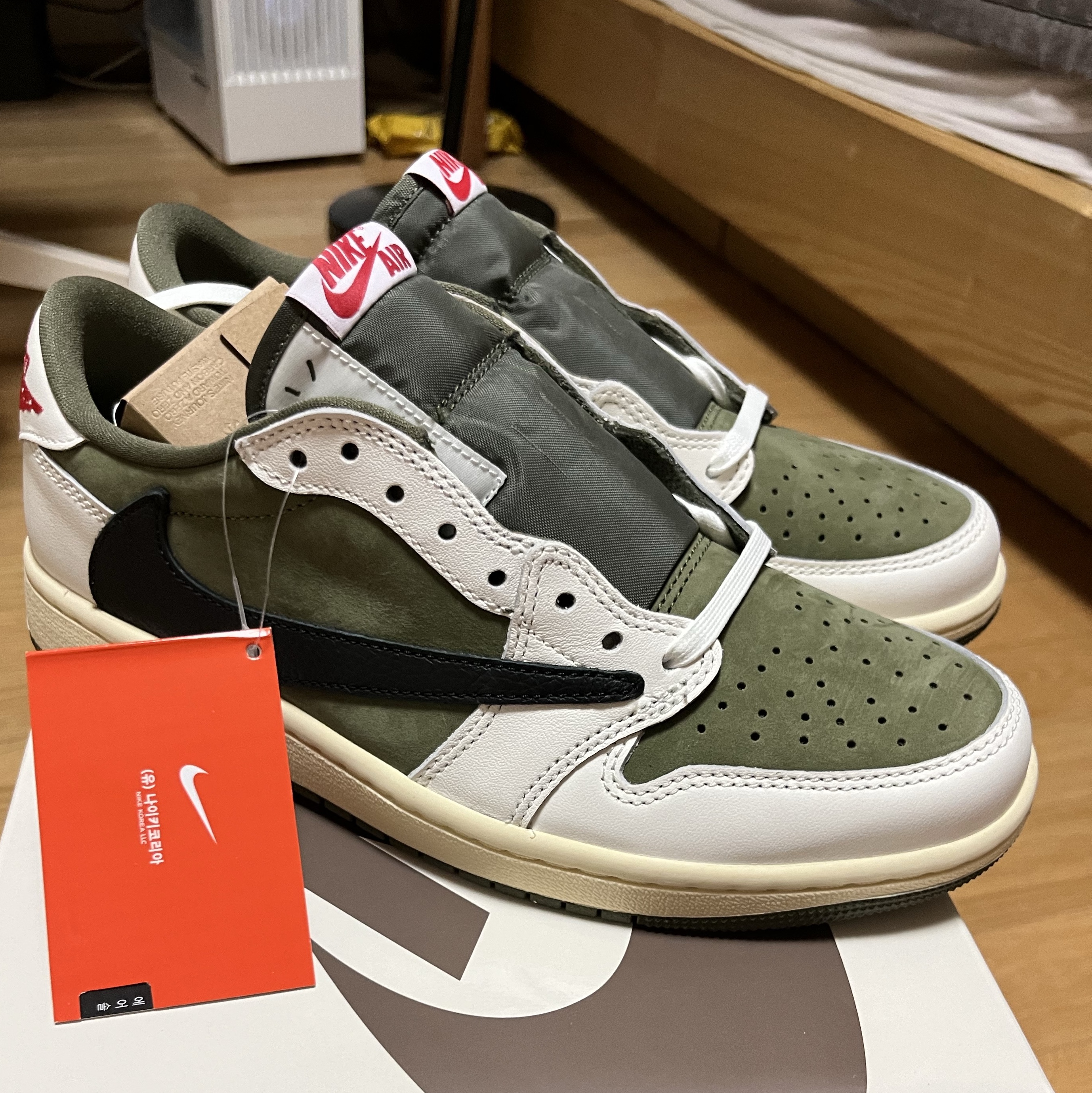 Jordan 1 x Travis Scott Retro Low OG SP Reverse Olive 착용 스타일 - 3