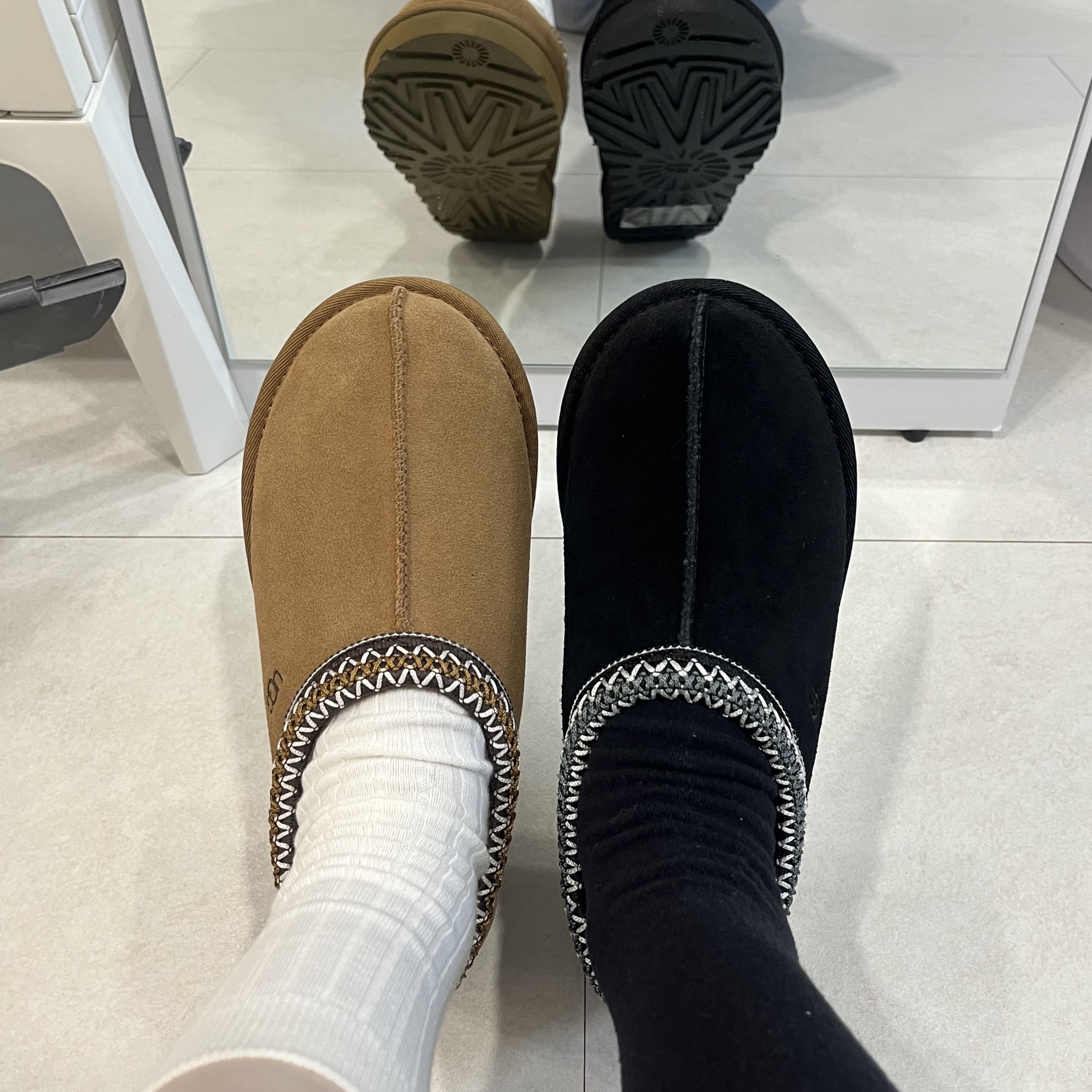 (W) UGG Tasman Slipper Chestnut, (W) UGG Tasman Slipper Black 착용 스타일 - 2