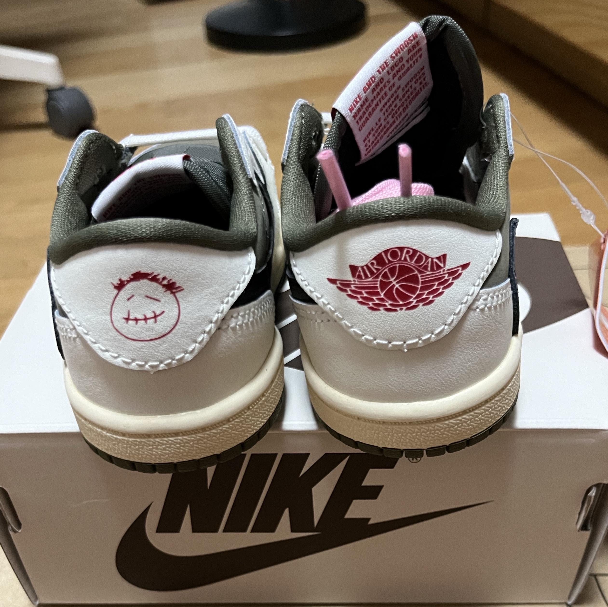 (TD) Jordan 1 x Travis Scott Retro Low OG SP Reverse Olive 착용 스타일 - 3