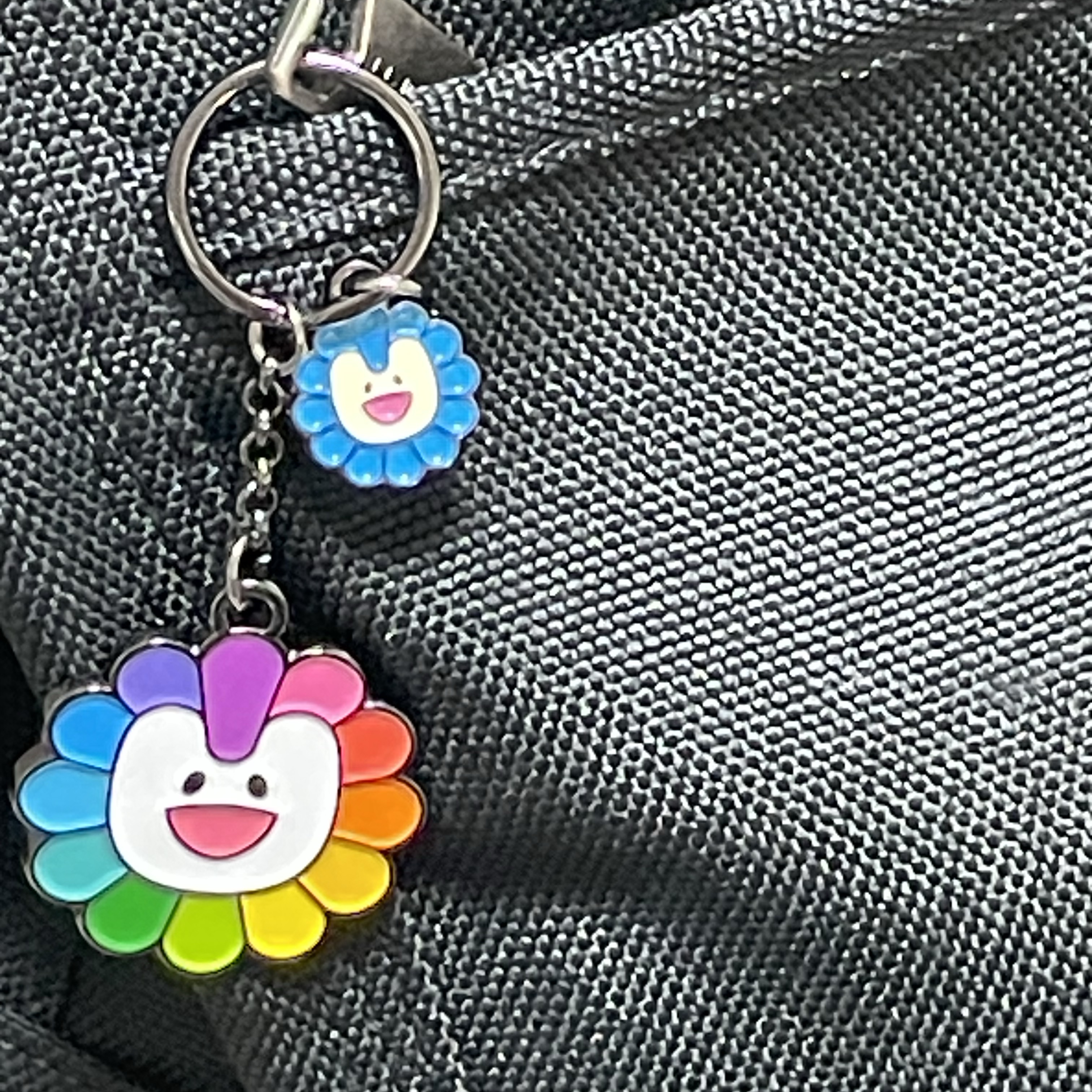 NewJeans x Murakami Metal Keyring Flower 착용 스타일