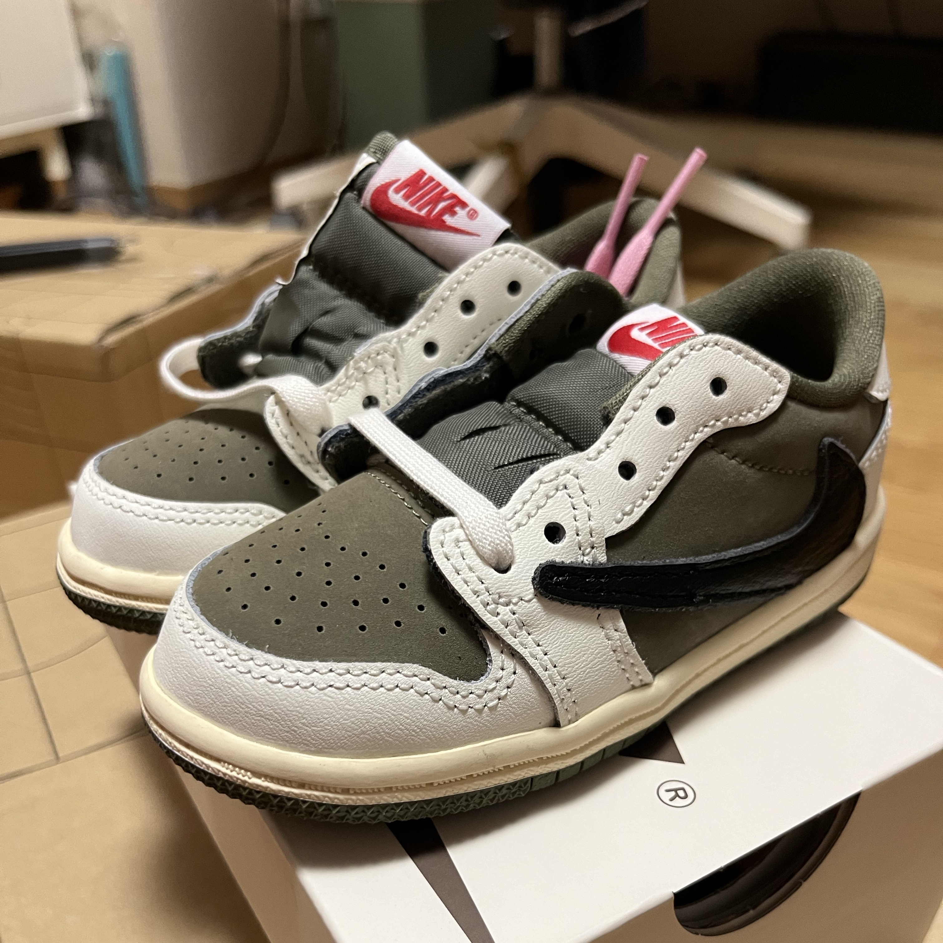 (TD) Jordan 1 x Travis Scott Retro Low OG SP Reverse Olive 착용 스타일 - 2