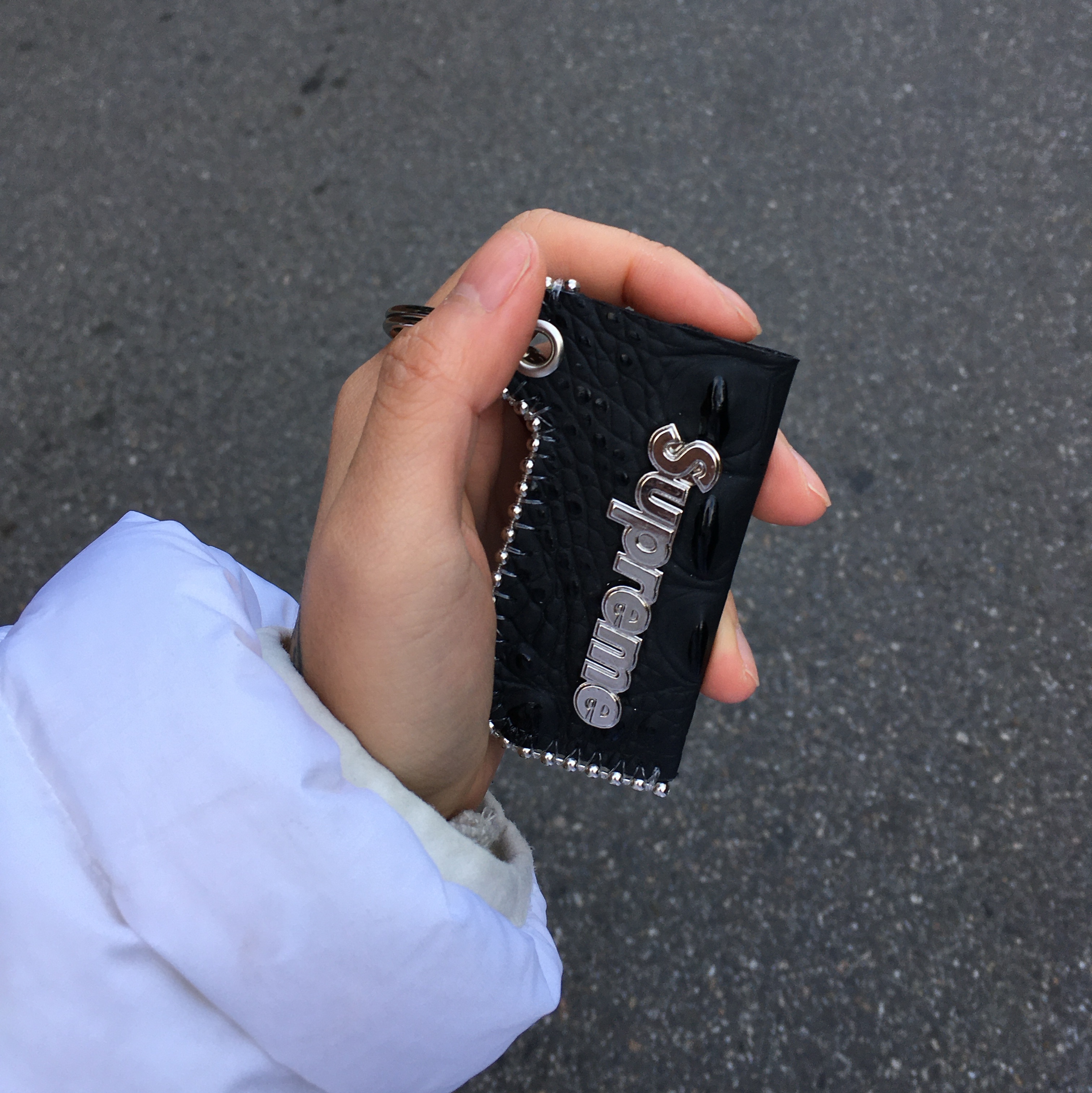 Supreme x B.B. Simon Leather Lighter Case Keychain Black - 24FW 착용 스타일