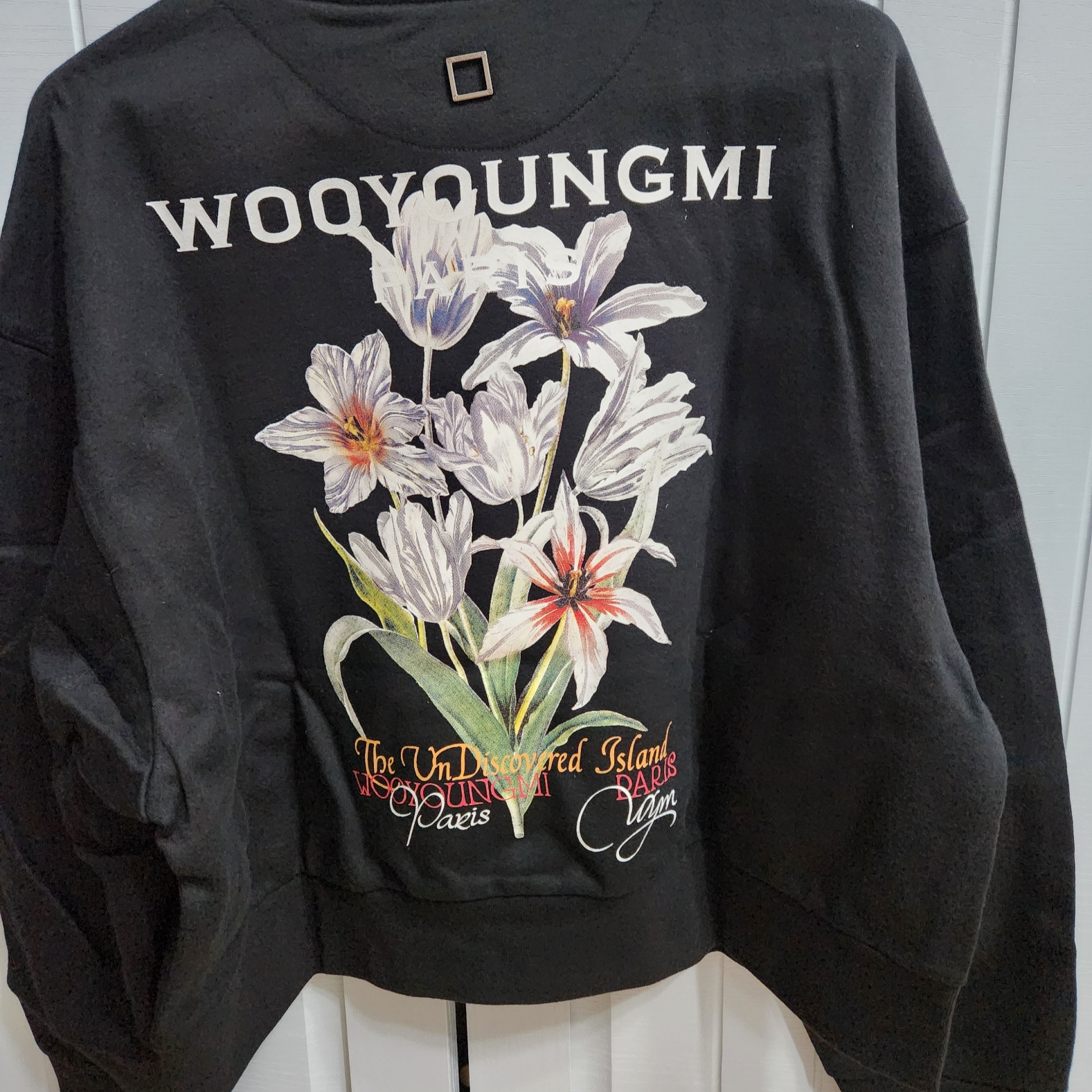 (W) Wooyoungmi Flower Back Logo Sweatshirt Black - 24SS, Wooyoungmi Flower Back Logo T-Shirt Ivory - 24SS 착용 스타일