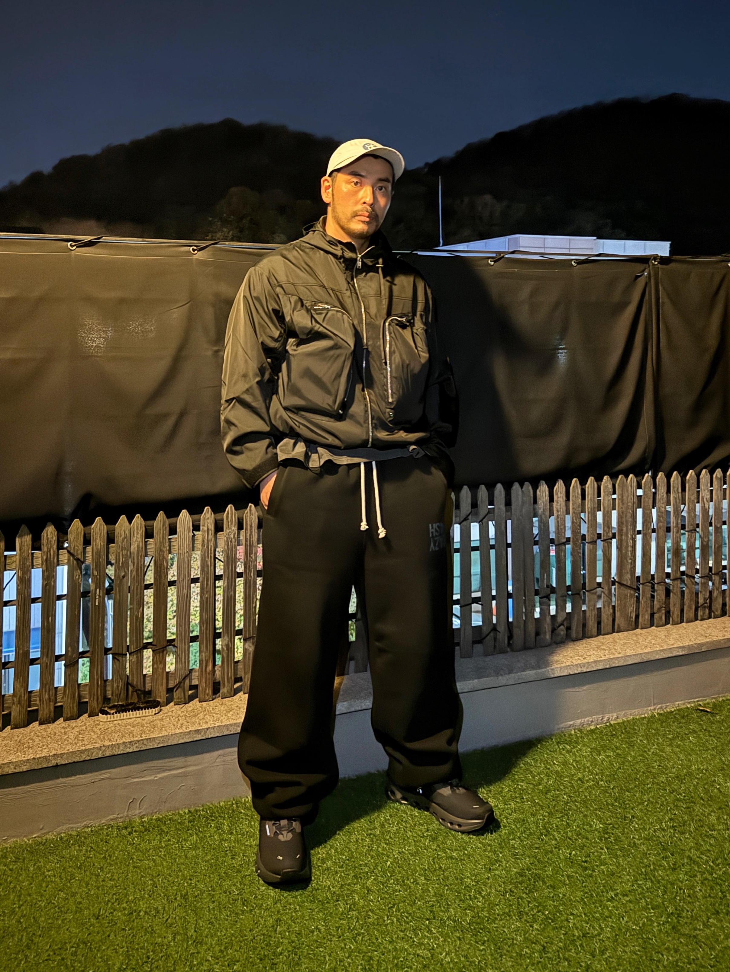 On Running Cloudmonster All Black 착용 스타일 - 1