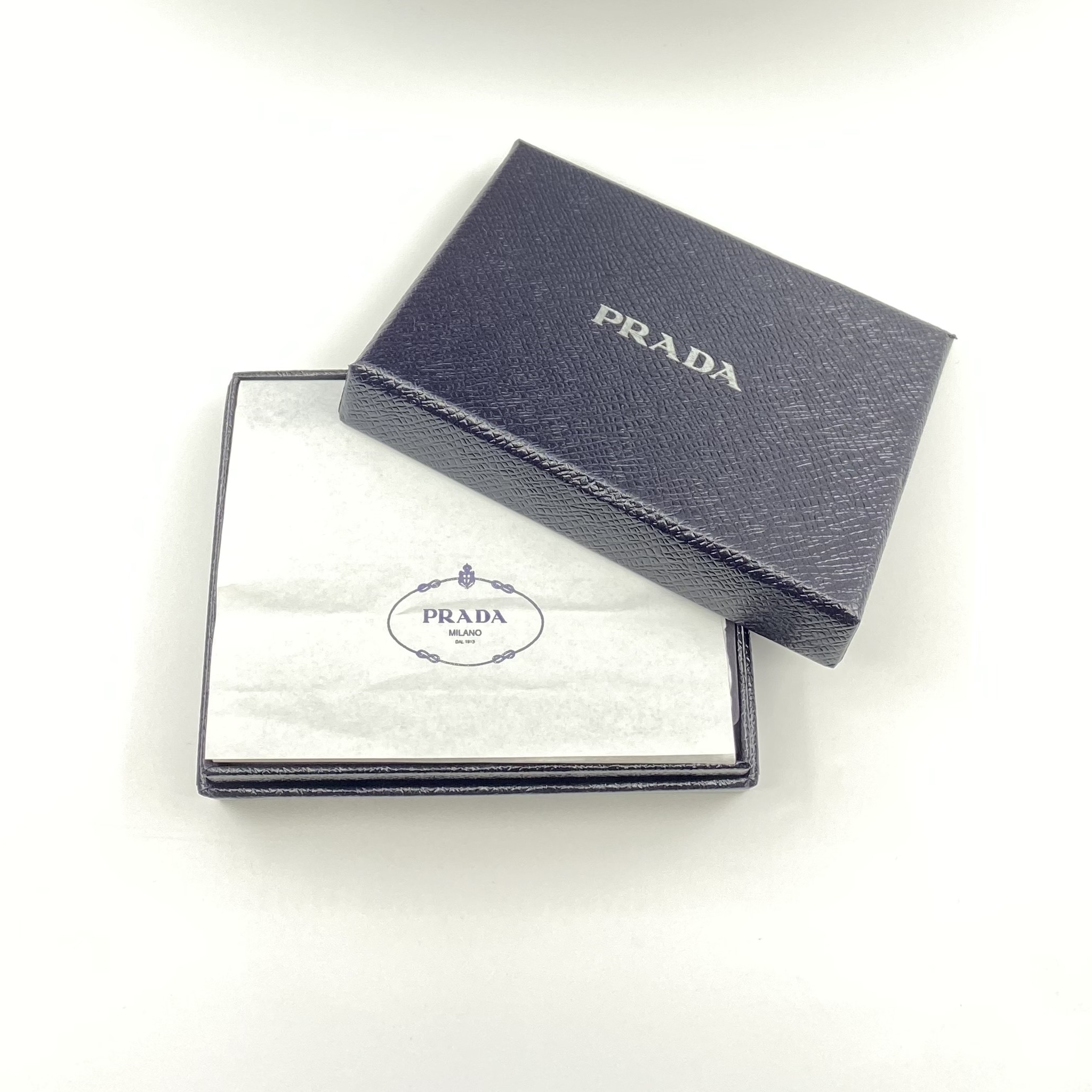 Prada Saffiano Leather AirPods Pro Case Black 착용 스타일 - 5