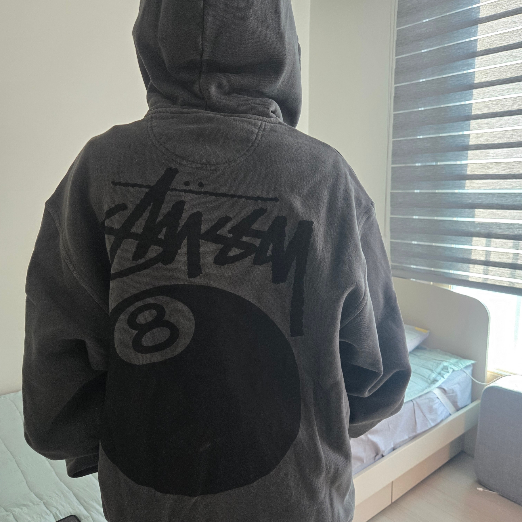 Stussy 8 Ball Pigment Dyed Zip Hoodie Black 착용 스타일