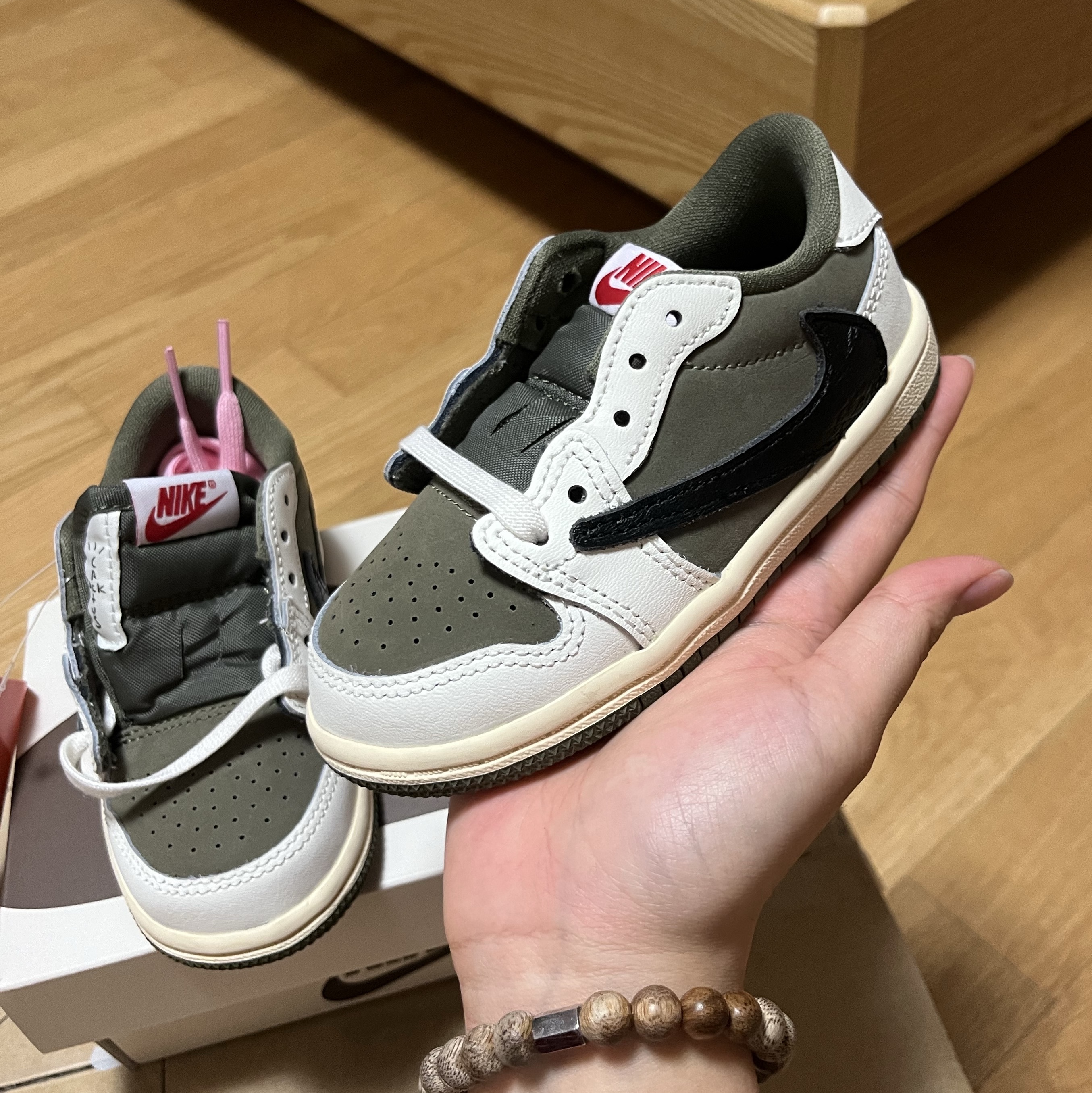 (TD) Jordan 1 x Travis Scott Retro Low OG SP Reverse Olive 착용 스타일 - 5