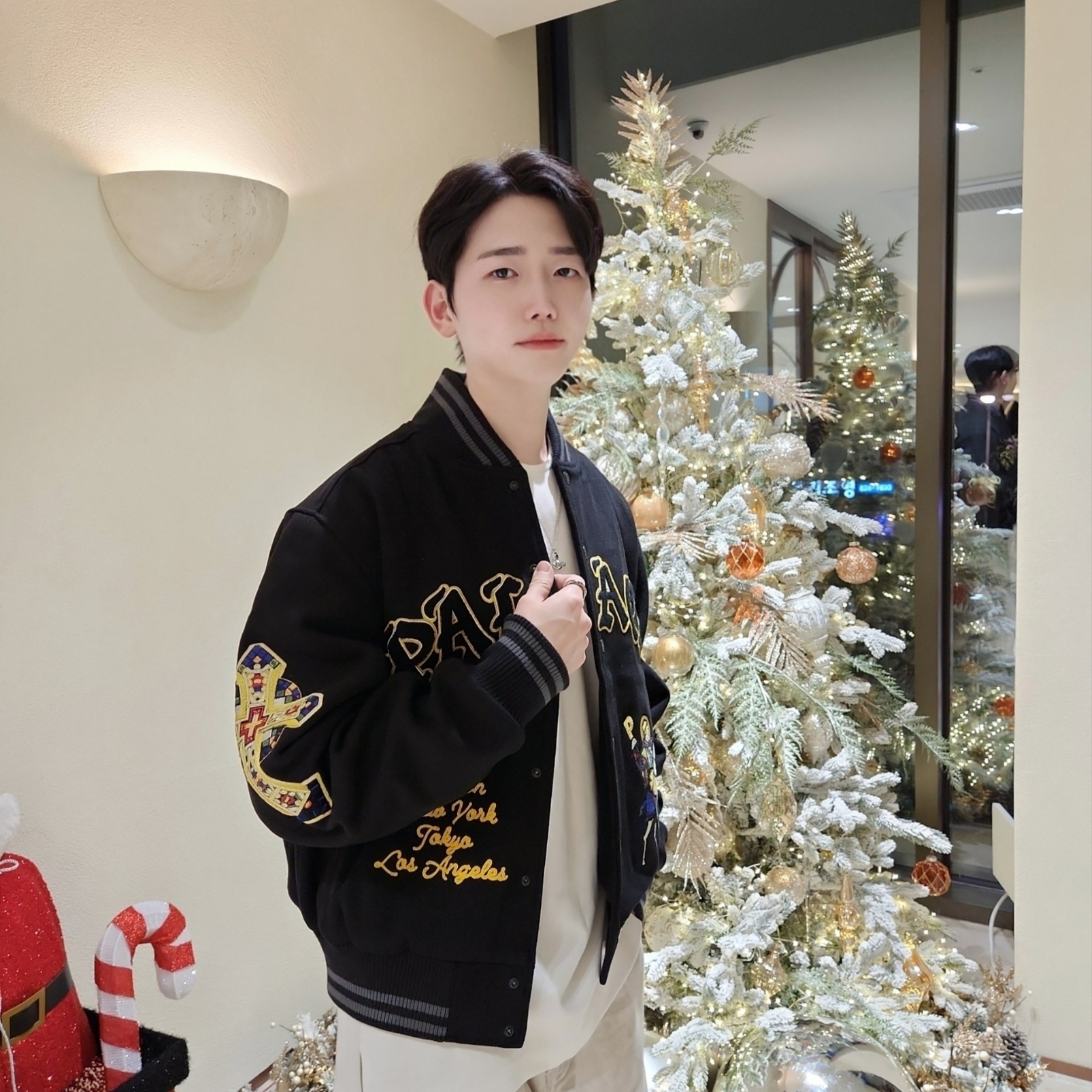 Palace Saints Varsity Jacket Black - 24SS, (W) Jordan 1 x Travis Scott Retro Low OG SP Medium Olive 착용 스타일 - 1