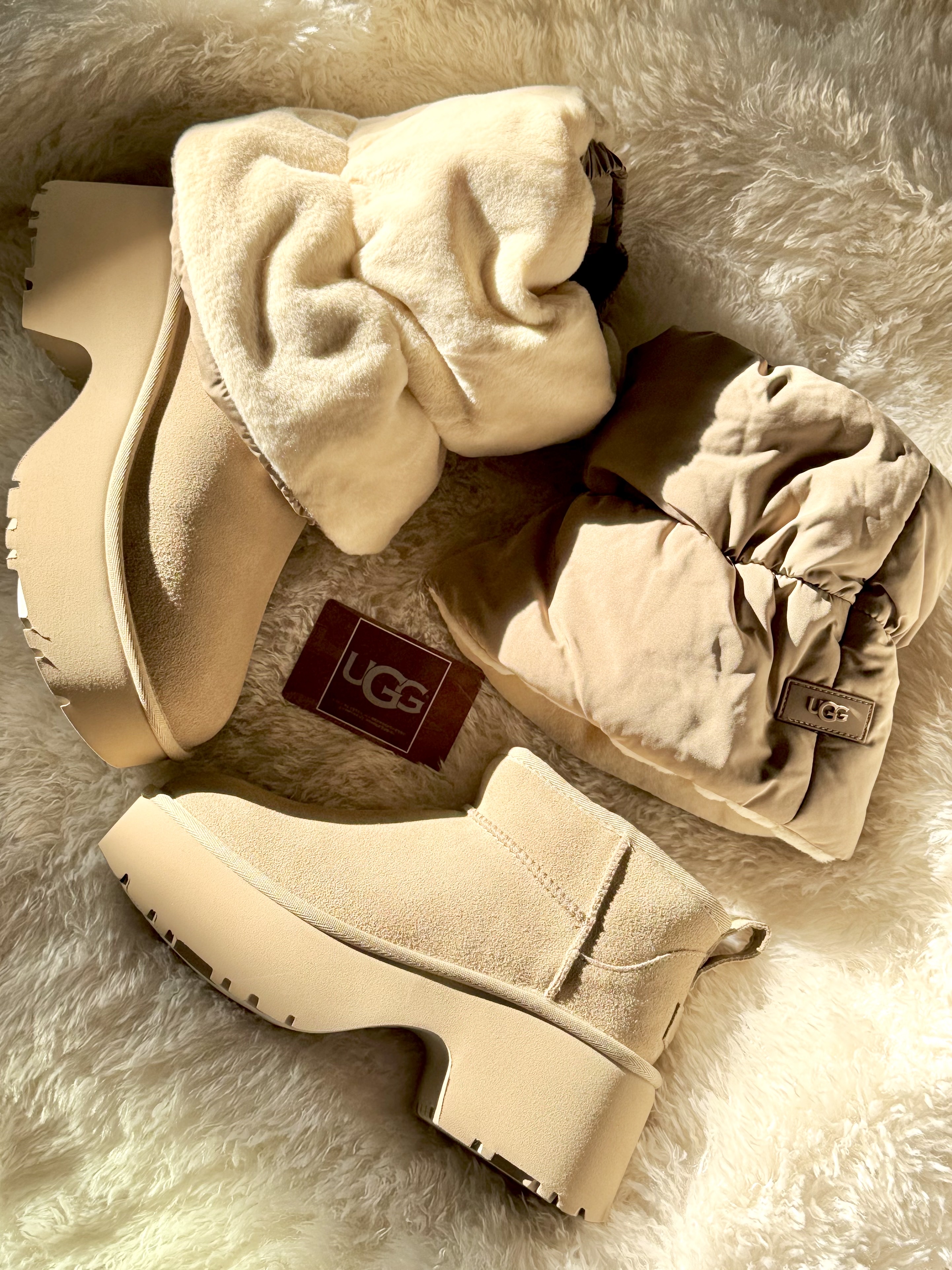 (W) UGG Plushwarmer Amphora, (W) UGG Classic Ultra Mini New Heights Boots Mustard Seed 착용 스타일 - 4