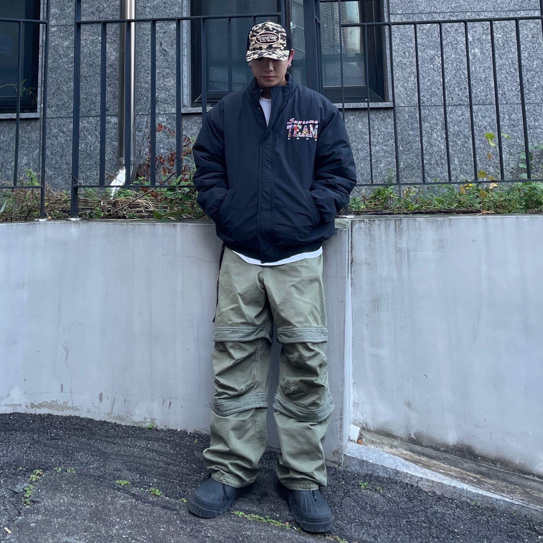 Farfromwhat Far Layered Work Pants Olive, Supreme Team Puffy Jacket Black - 20SS 착용 스타일 - 2