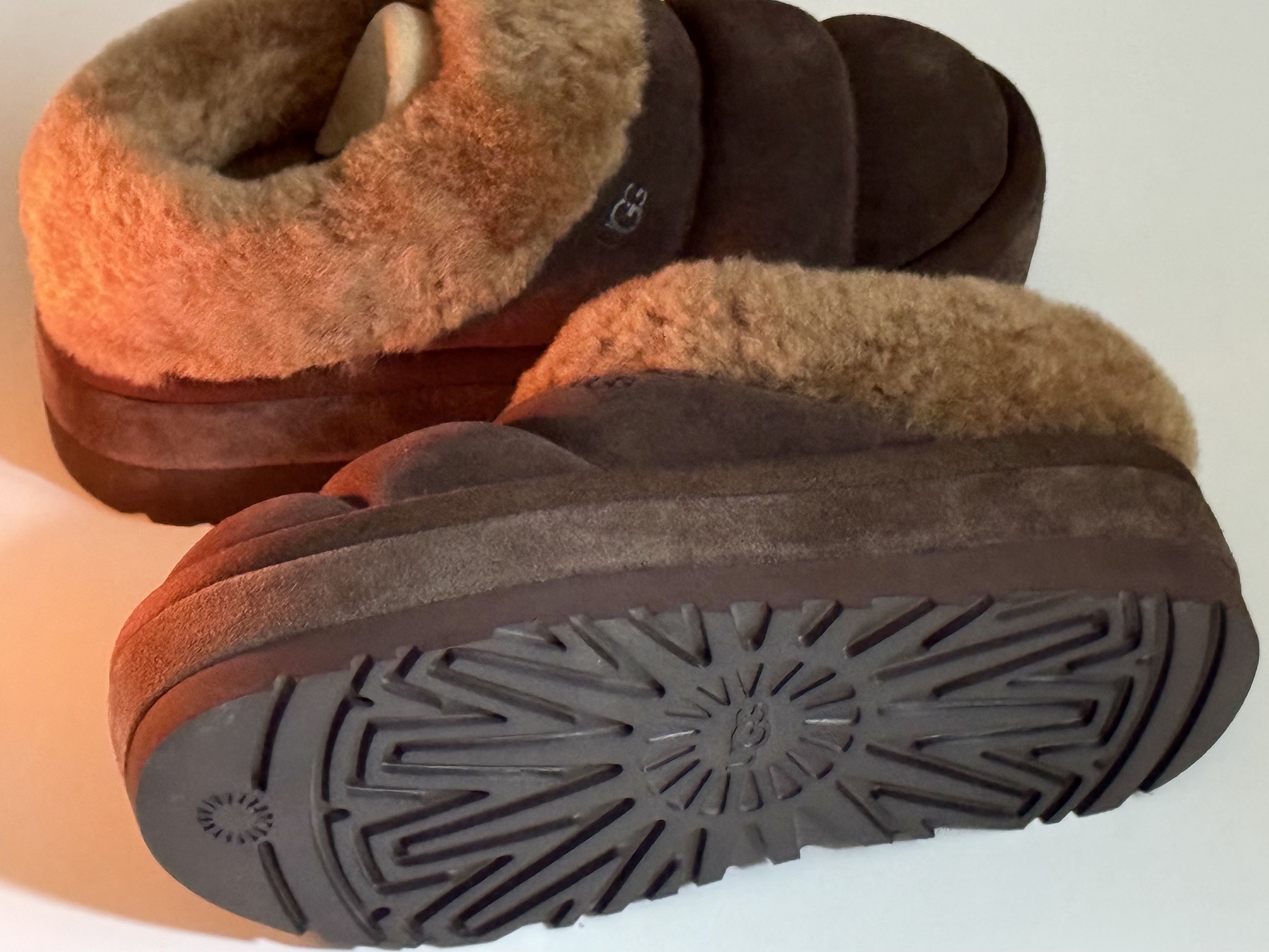 (W) UGG Tazzlita Hardwood, (W) UGG Tazzlita Chestnut 착용 스타일 - 3