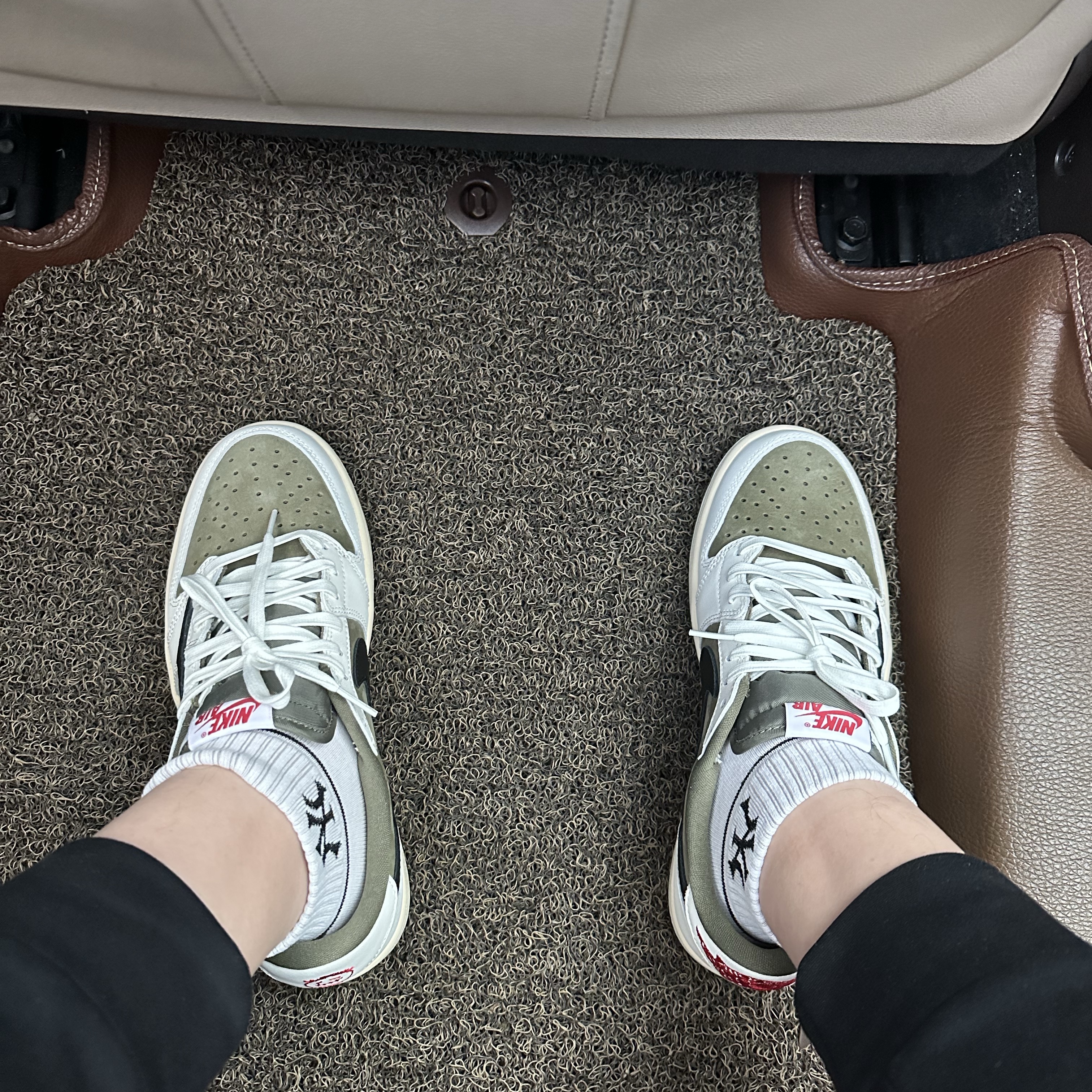Jordan 1 x Travis Scott Retro Low OG SP Reverse Olive 착용 스타일 - 2
