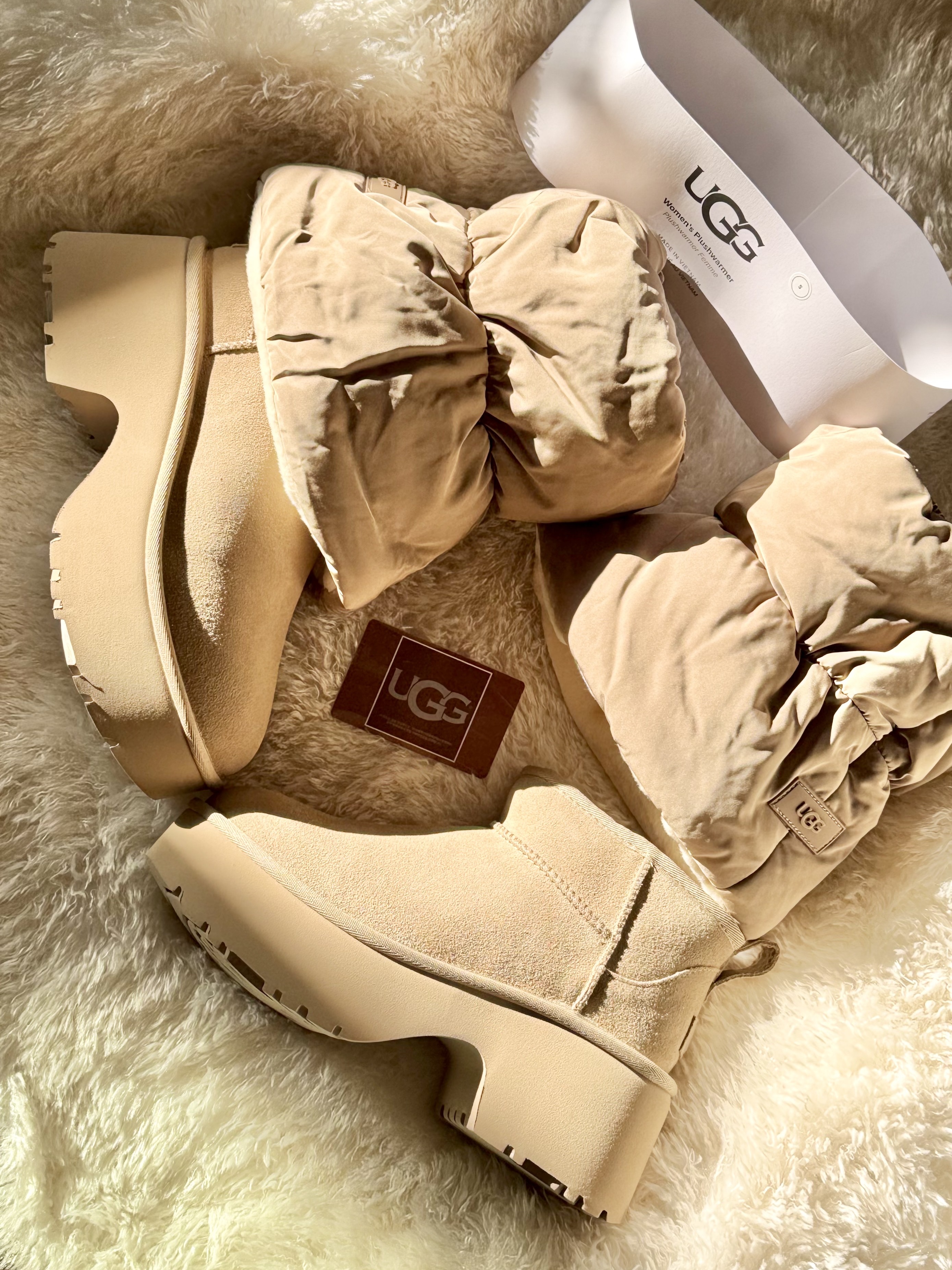 (W) UGG Plushwarmer Amphora, (W) UGG Classic Ultra Mini New Heights Boots Mustard Seed 착용 스타일 - 3
