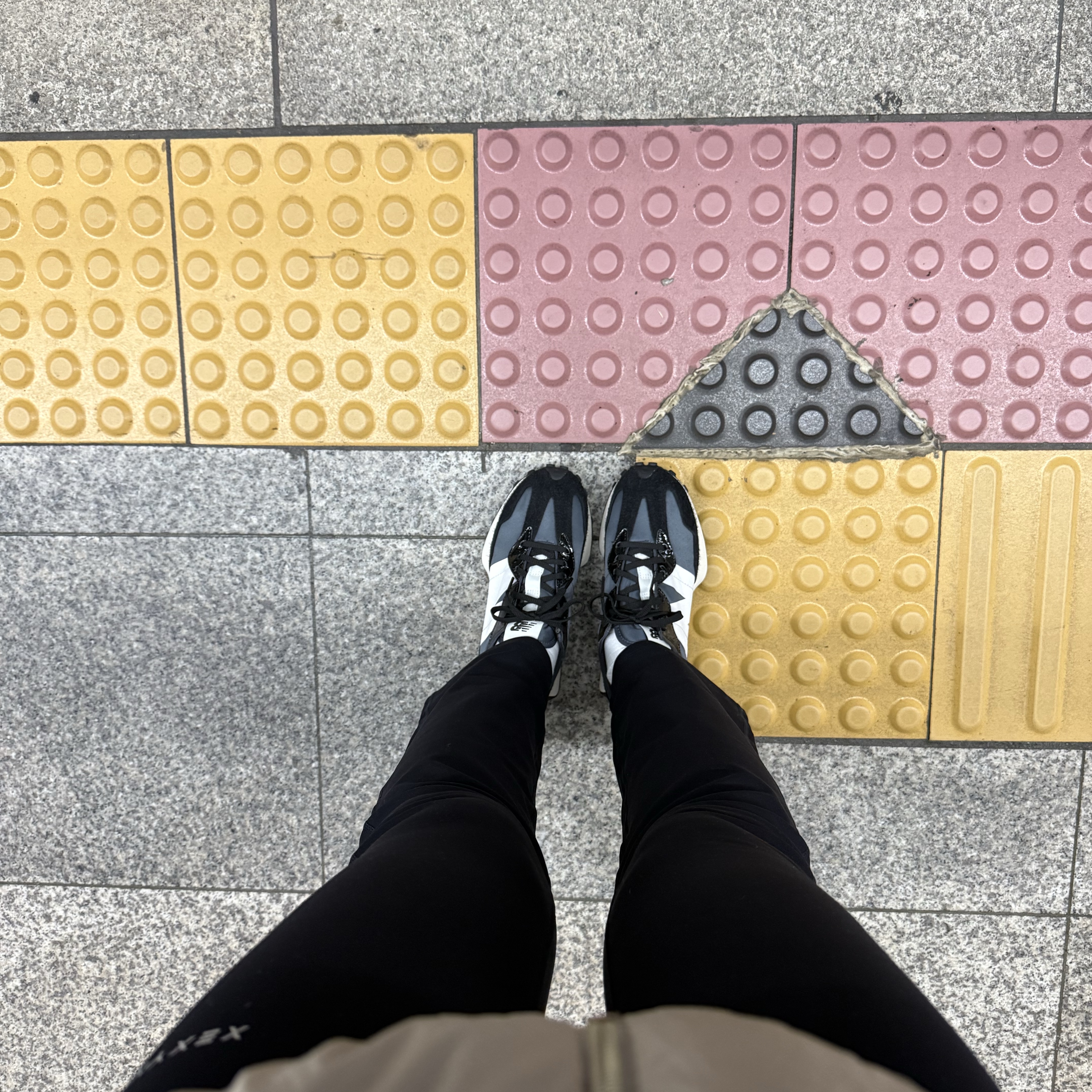 (W) New Balance 327 Black Grey 착용 스타일