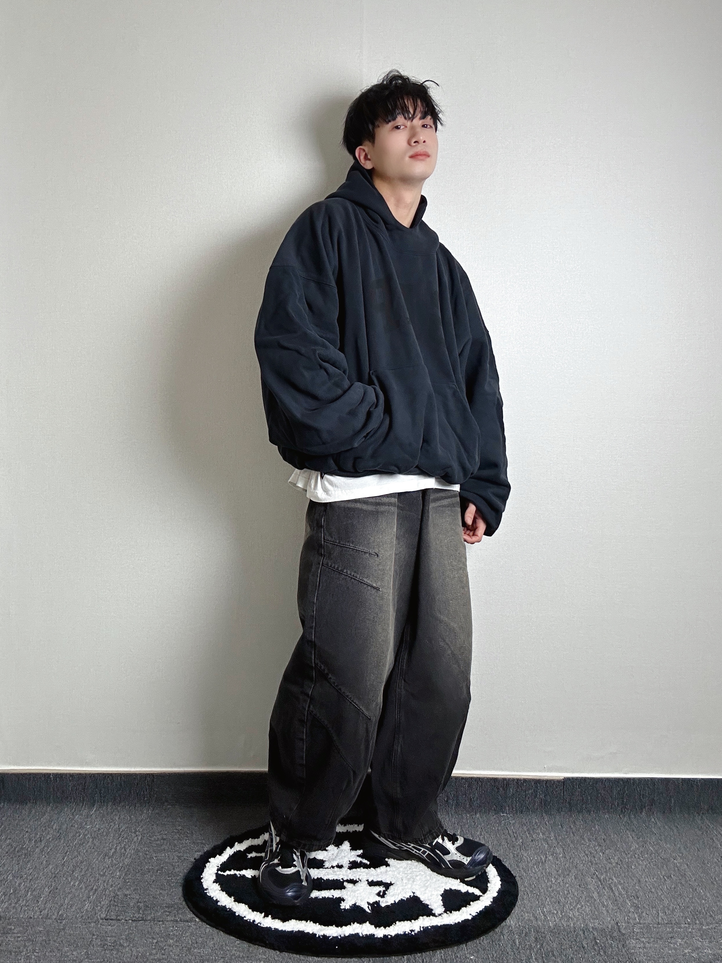 Yeezy Gap Engineered By Balenciaga Dove Hoodie Washed Black, Asics x Atmos x Undermycar Gel-Kayano 14 Black Pure Silver 착용 스타일 - 3