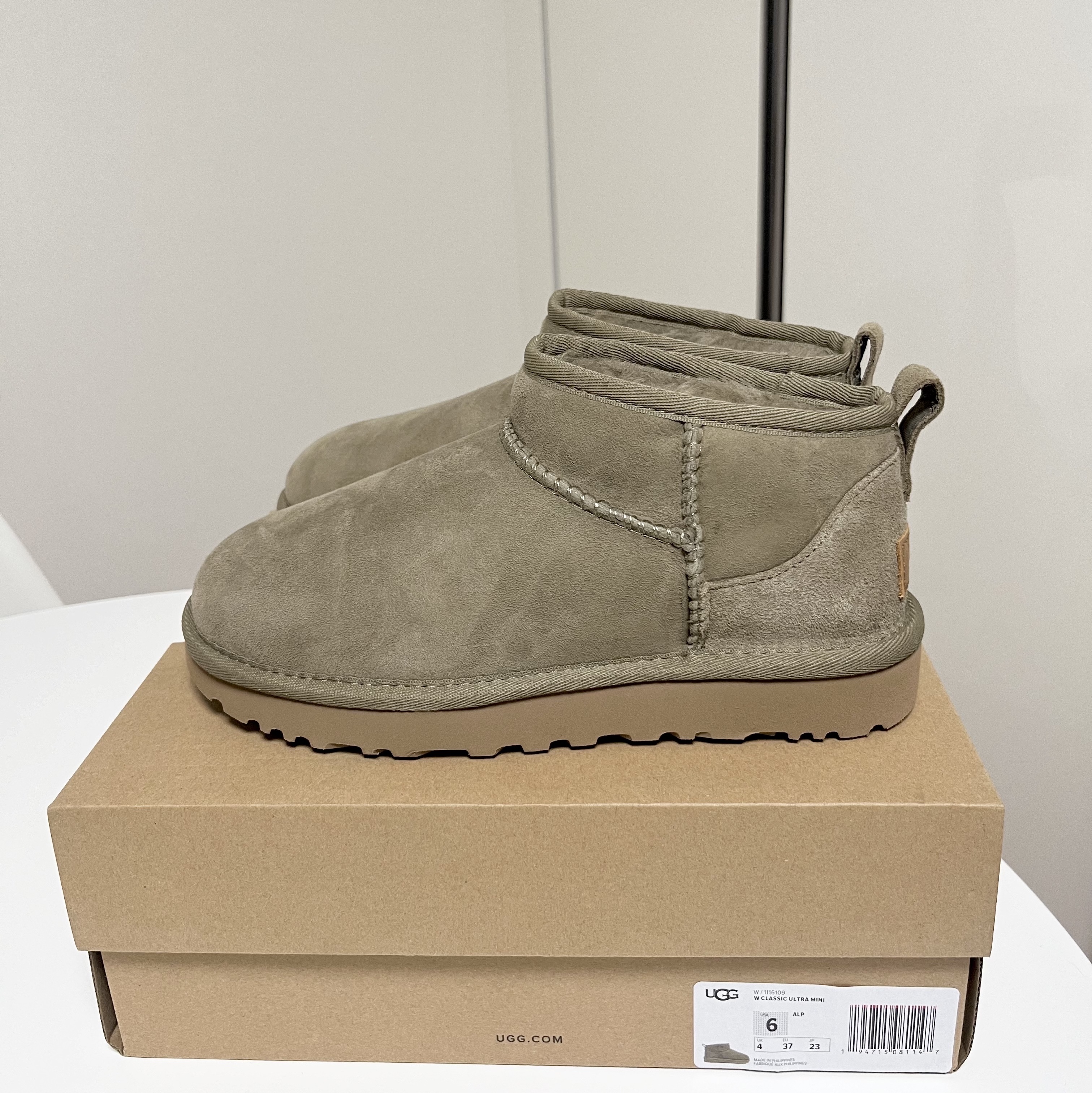 (W) UGG Classic Ultra Mini Boots Antilope 착용 스타일 - 1