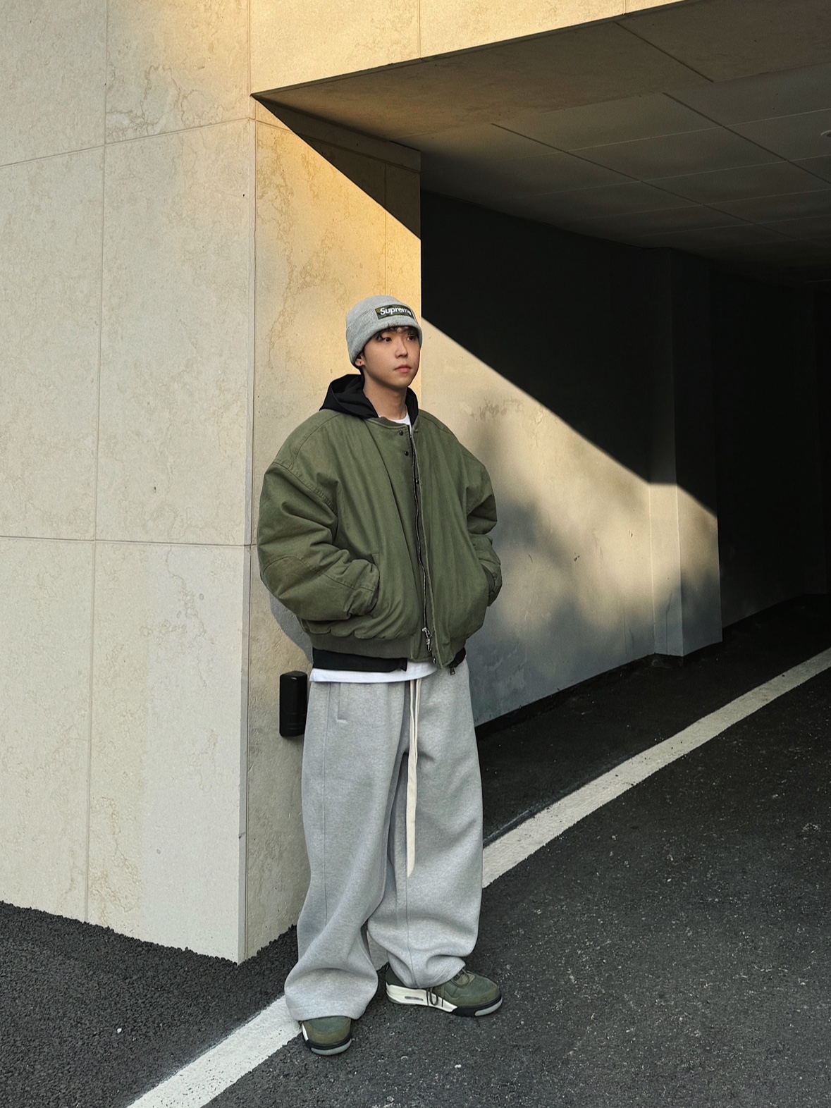 Nonnod Sulfur Dye Serge Bomber Jacket Vintage Khaki, Nonnod Scuba Pajama Pants Grey 착용 스타일 - 8