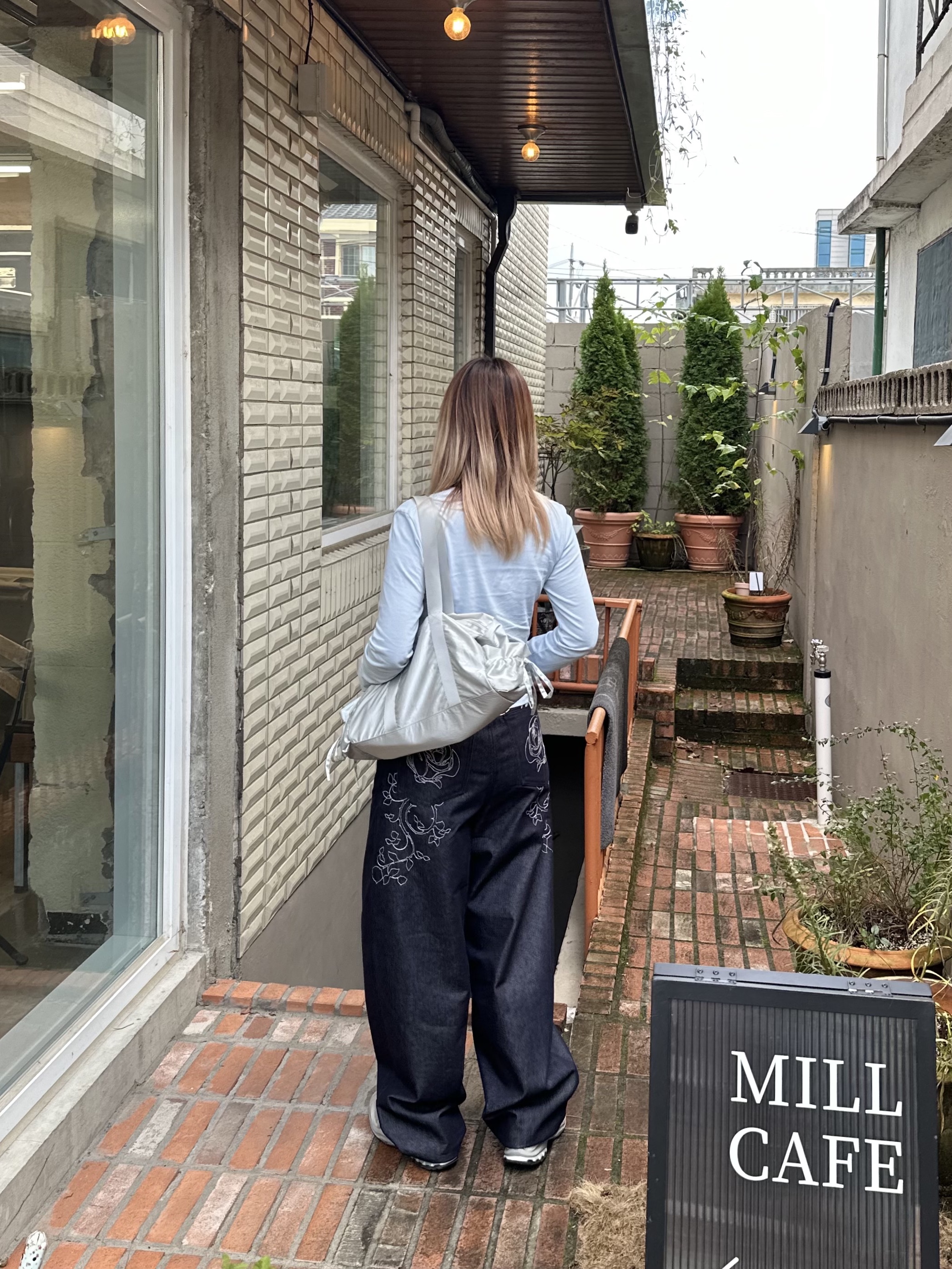 NIIER NOR Rose Balloon Denim Pants Indigo, NIIER NOR Rose Balloon Denim Pants Black 착용 스타일 - 1