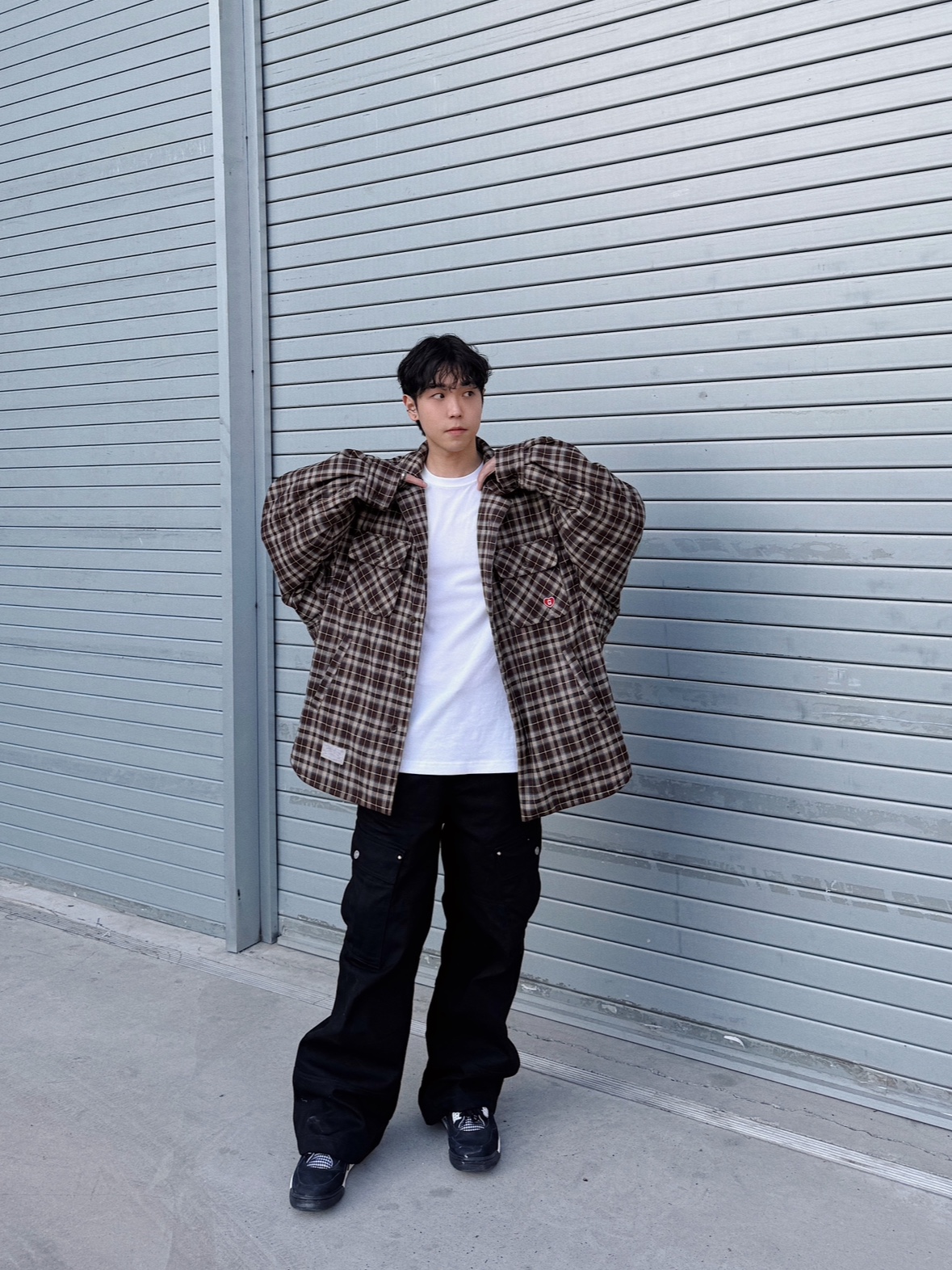 Vacant Archive Unisex Nova Carpenter Pants Black, Vacant Archive Unisex Wayen Military Cargo Pants Black 착용 스타일 - 1