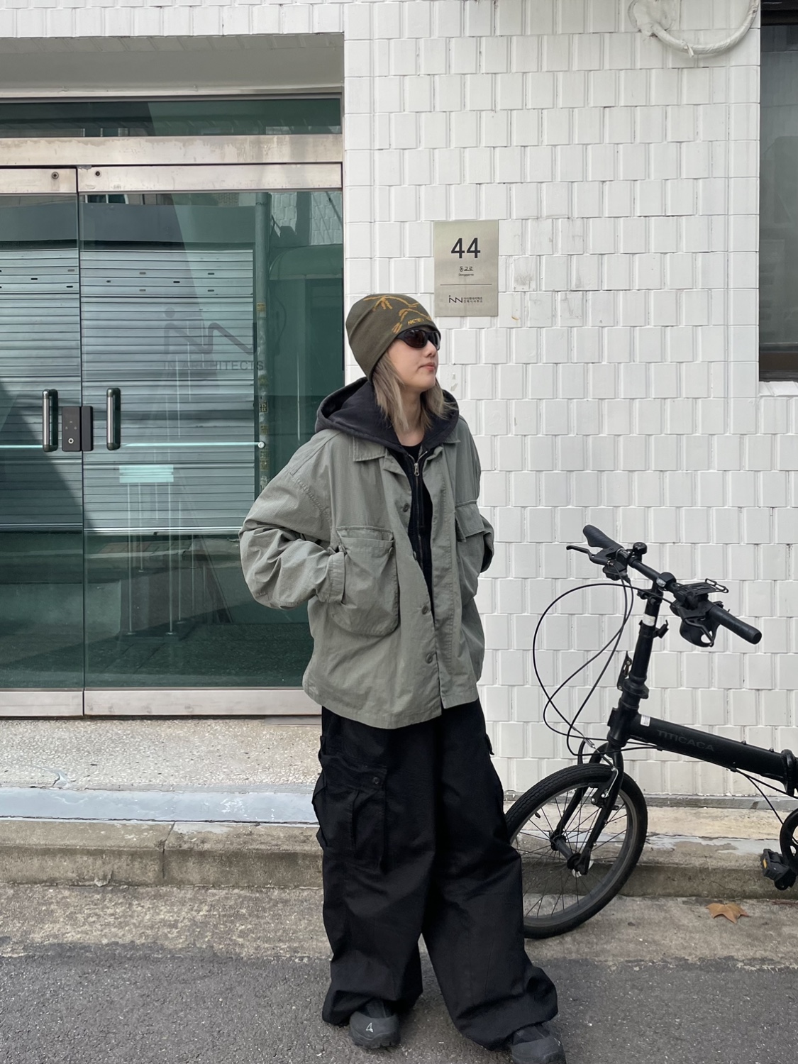 Roa Hiking Teri Black, Stussy Military Overshirt Olive 착용 스타일 - 1