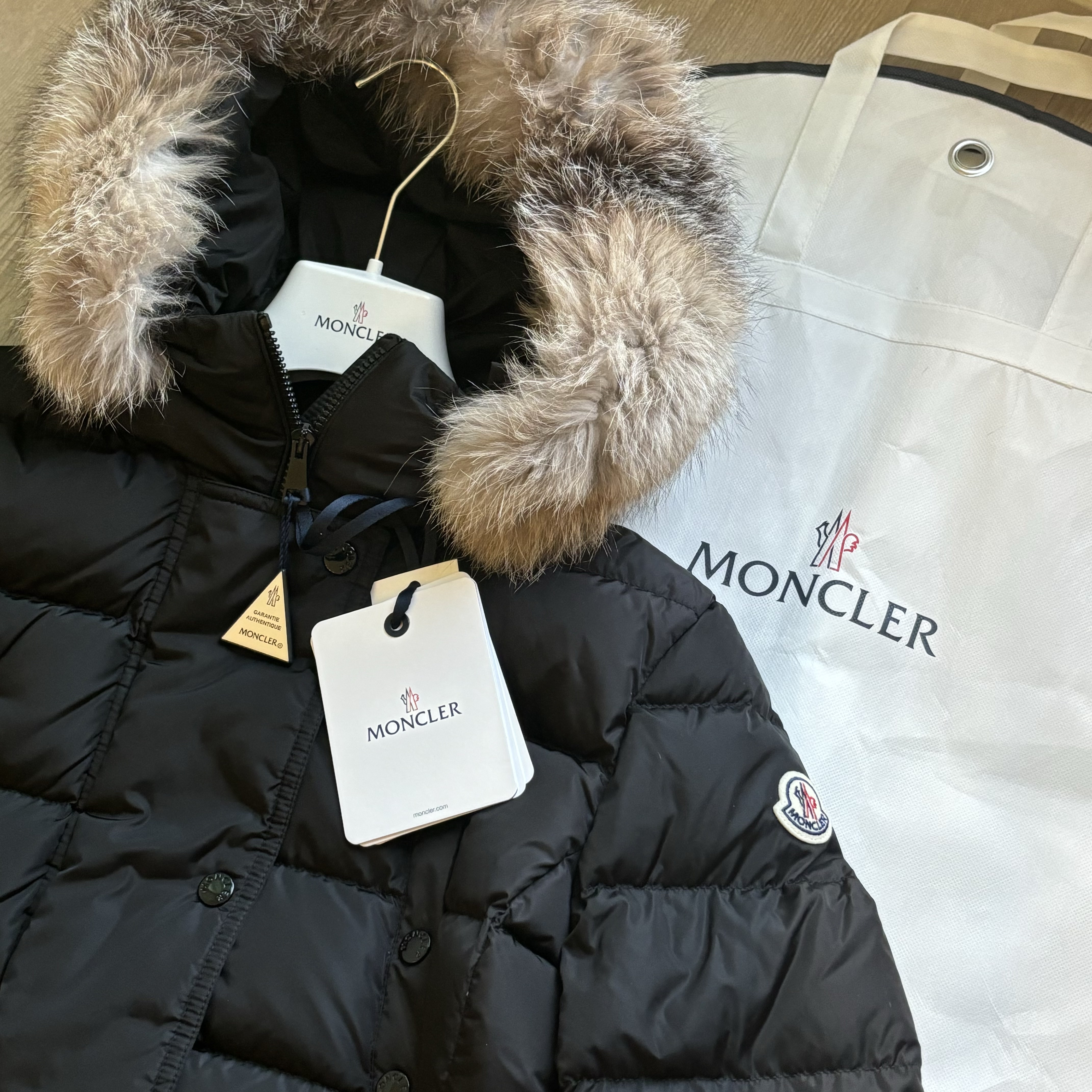 (W) Moncler Khloe Long Down Jacket Black - 23FW, Bottega Veneta Mini Leather Cassette Parakeet 착용 스타일 - 1