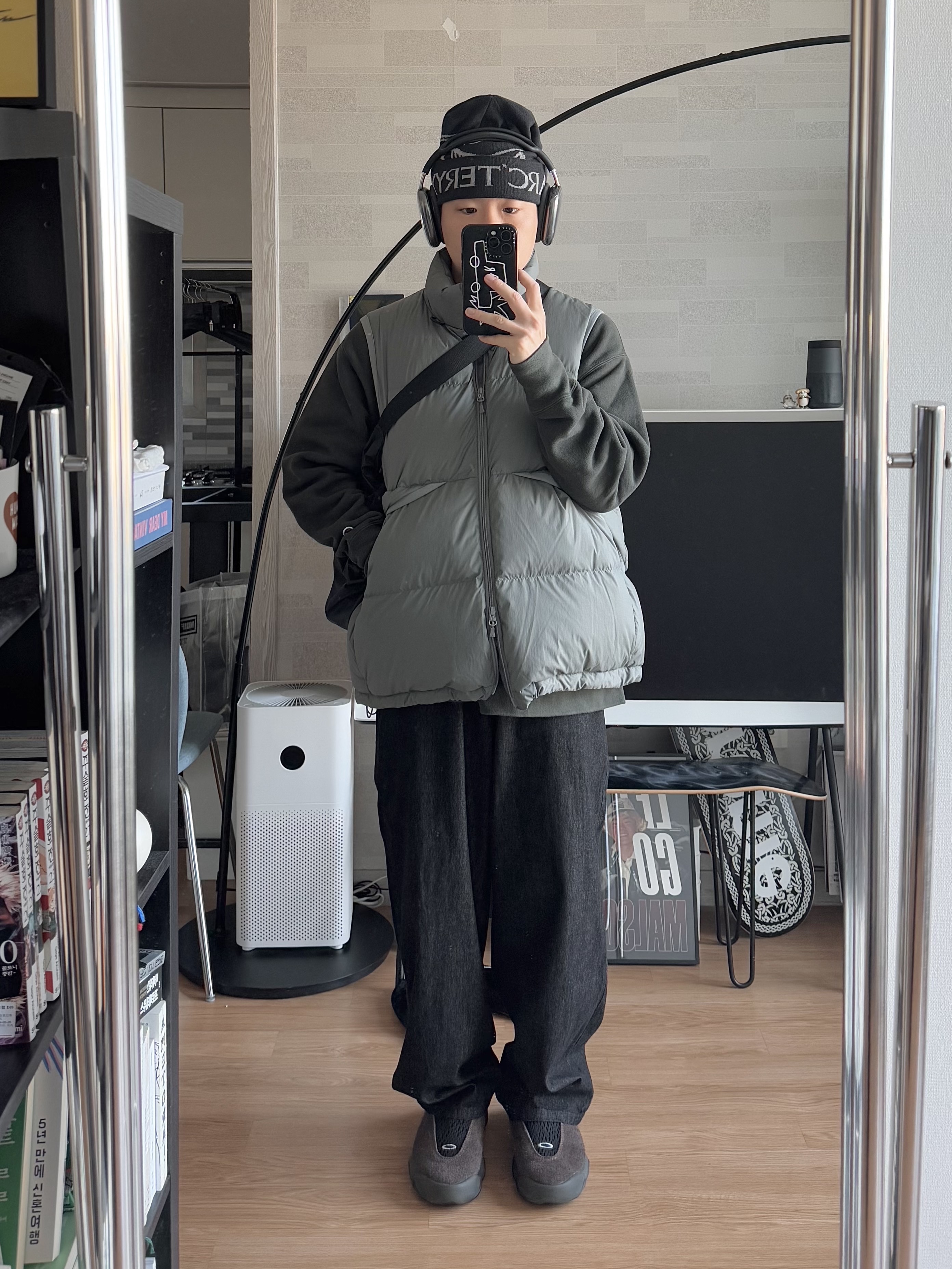 Arc'teryx Bird Word Toque Black Void, Oakley Factory Team x Brain Dead Suede Flesh Java 착용 스타일 - 1