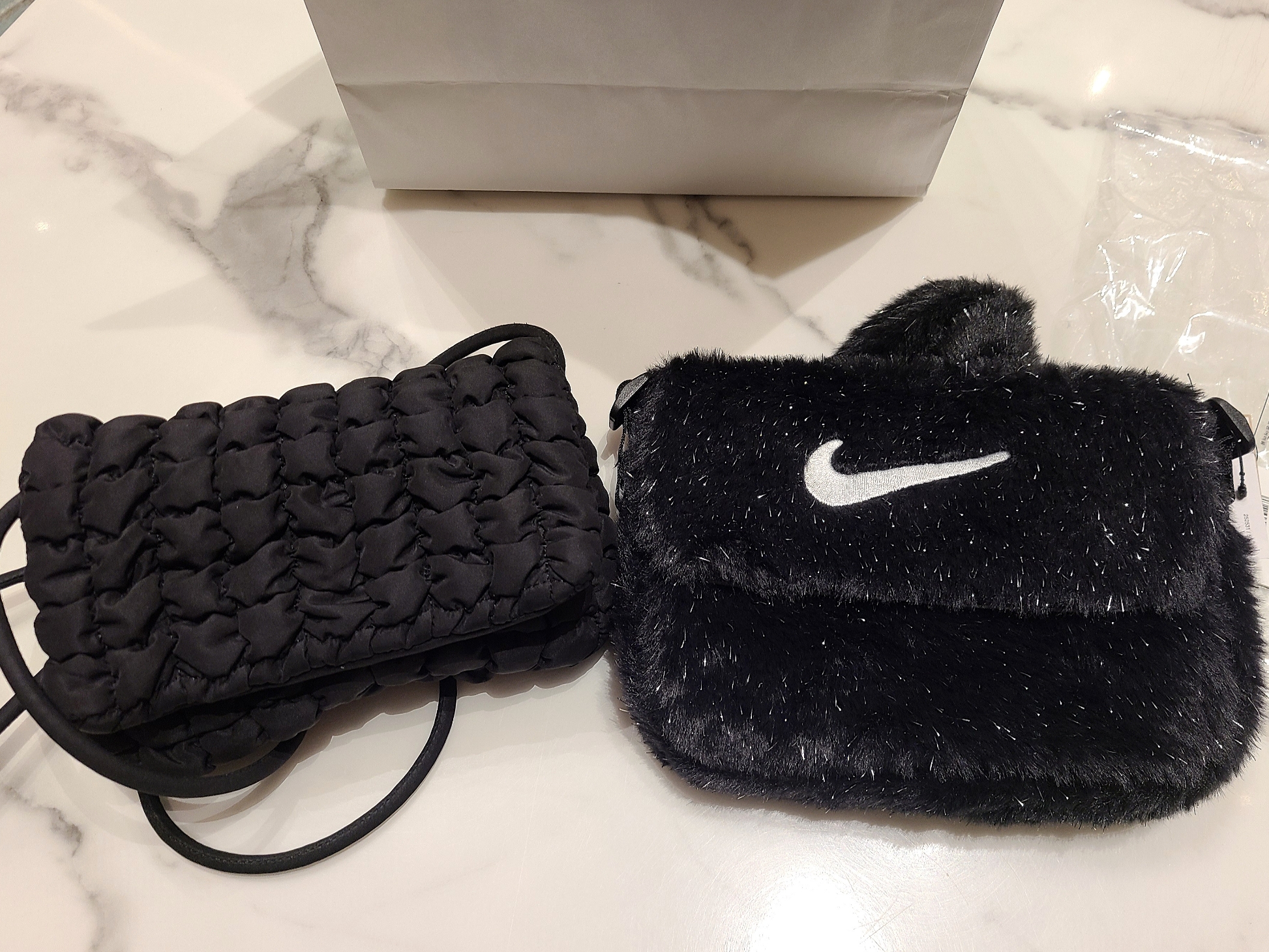(Kids) Nike Faux Fur Crossbody Bag 1L Black Cool Grey, COS Quilted Crossbody Messenger Bag Black 착용 스타일 - 1