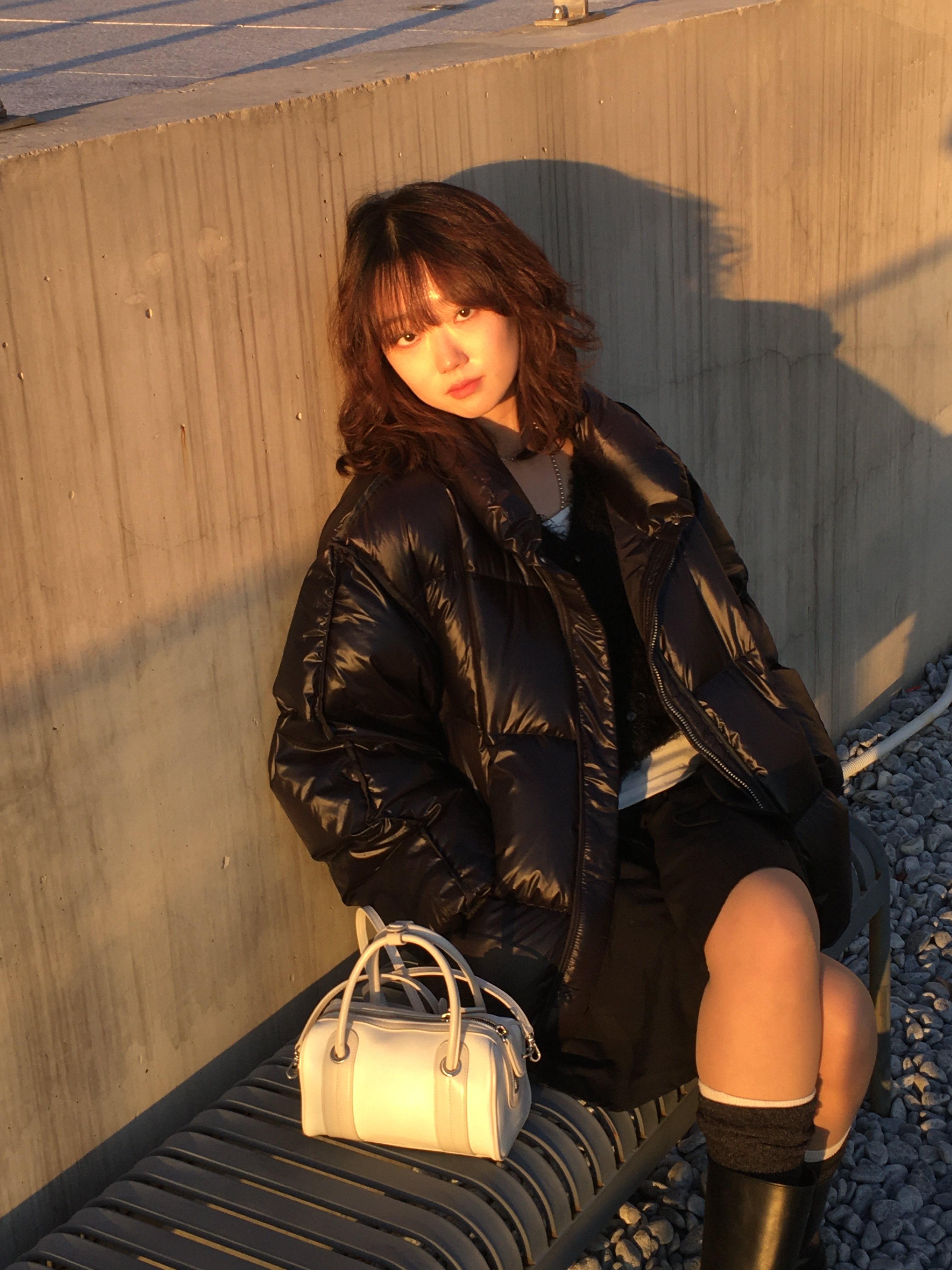 APOA Rueda Mini Bag Off White 착용 스타일 - 1