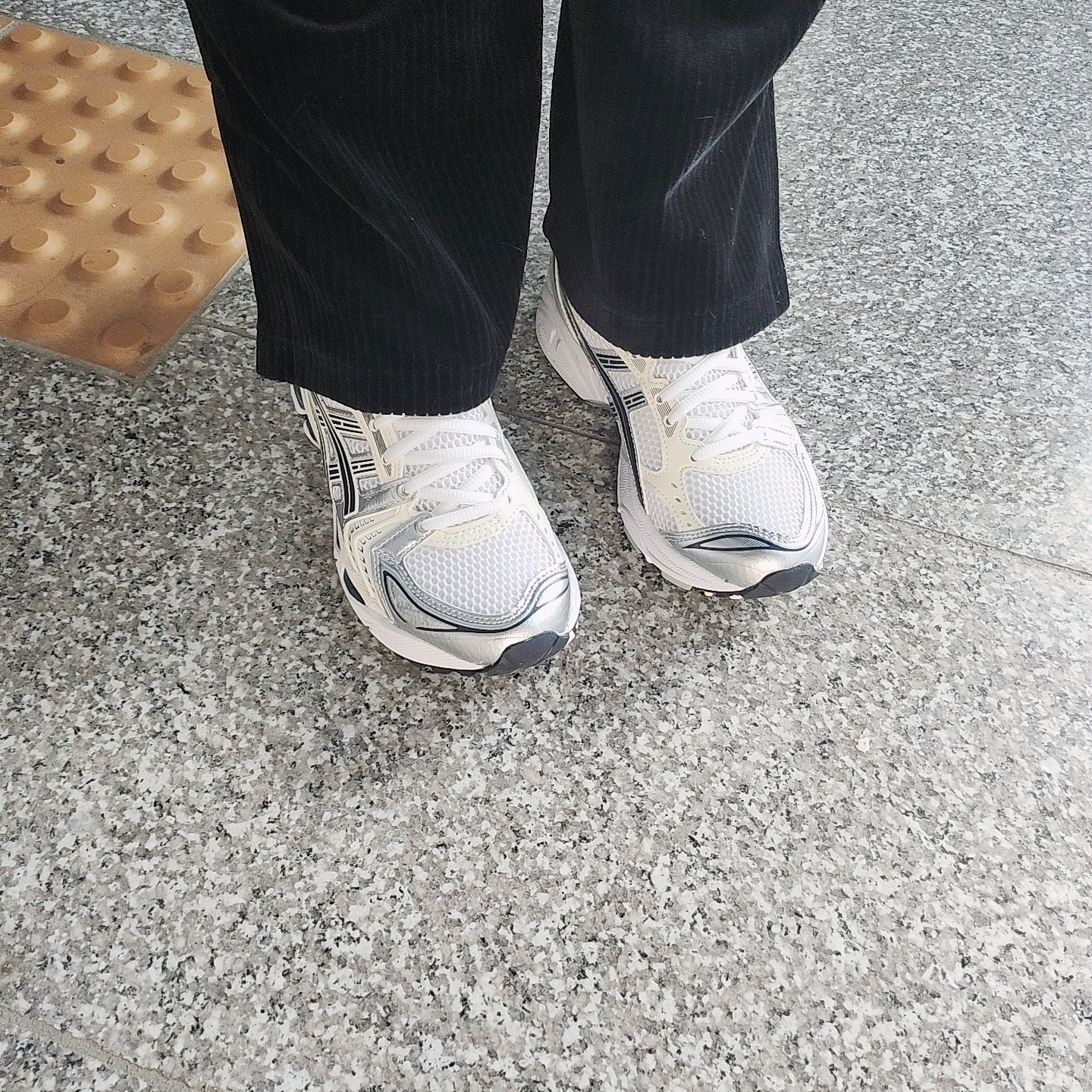 (W) Asics Gel-Kayano 14 White Midnight 착용 스타일